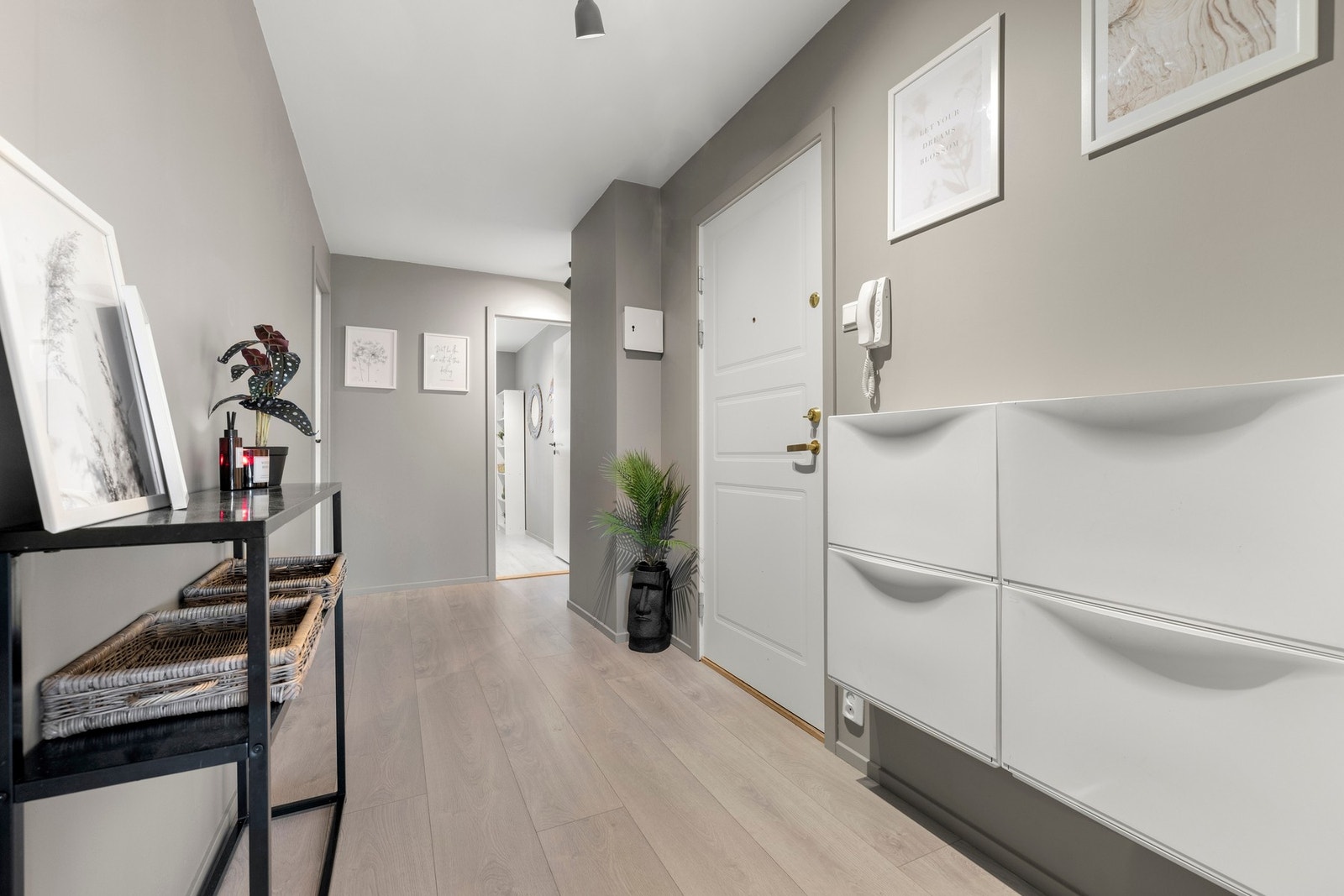 Det er montert dørcalling som gjør det enkelt å slippe inn gjester fra gateplan. Galleribilde