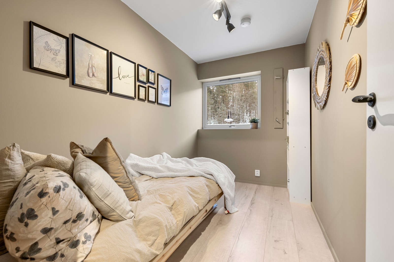 To av soverommene er belagt med varmefolie. Galleribilde