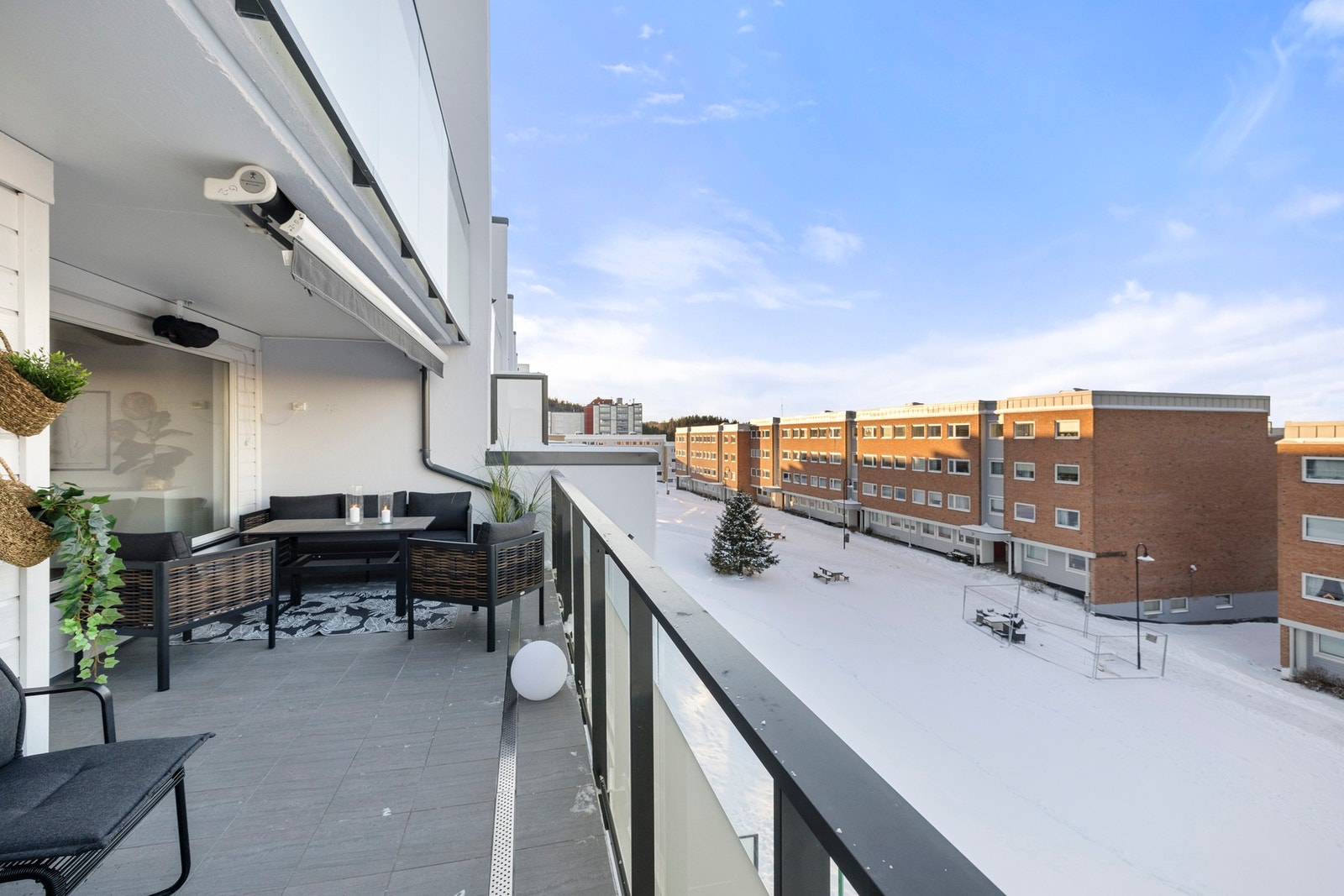 Leiligheten har en usjenert og delvis overbygget vestvendt balkong på ca. 16 m². Galleribilde