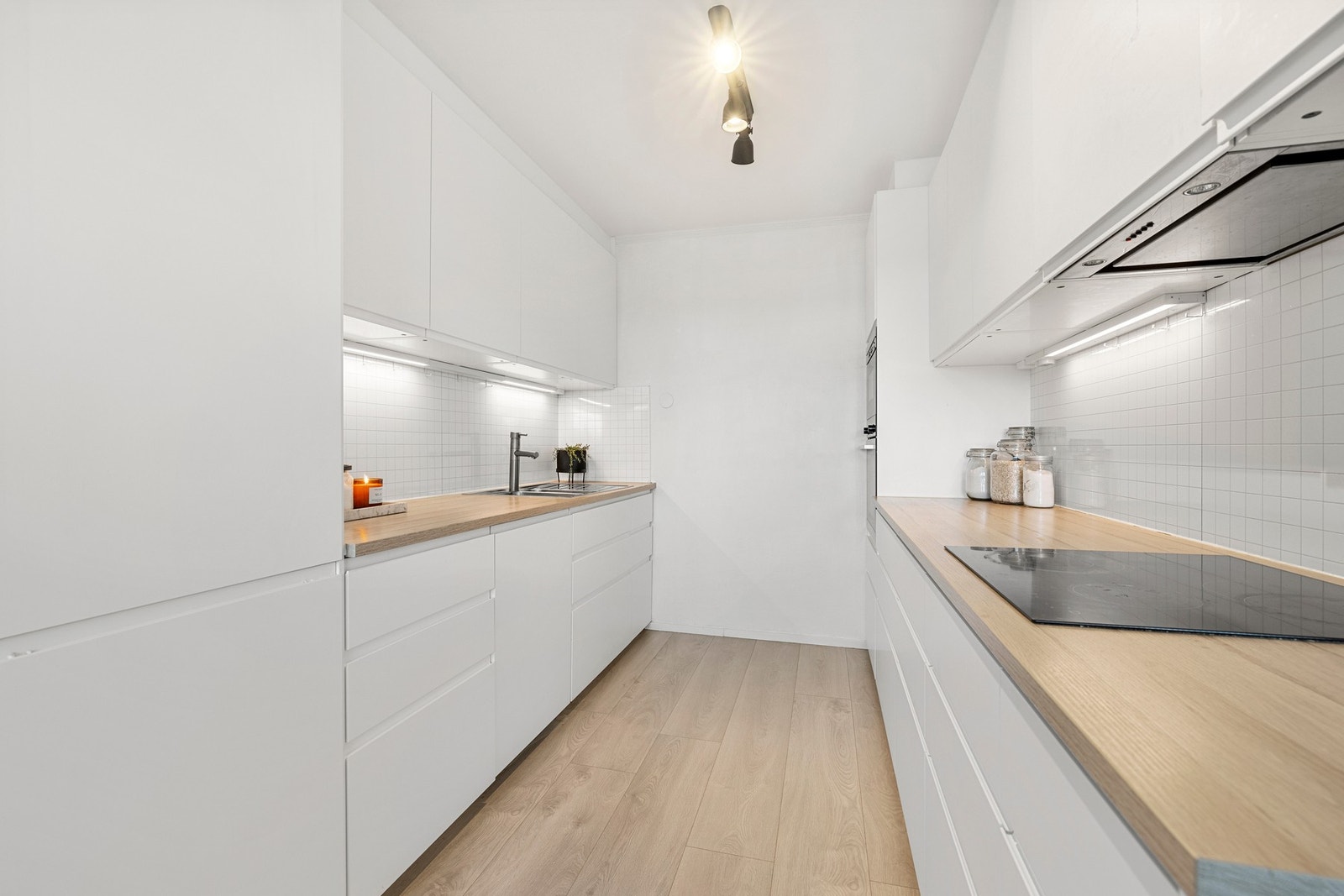 Det er integrert stekeovn, oppvaskmaskin, mikrobølgeovn og kjøleskap i kjøkkeninnredningen. Galleribilde