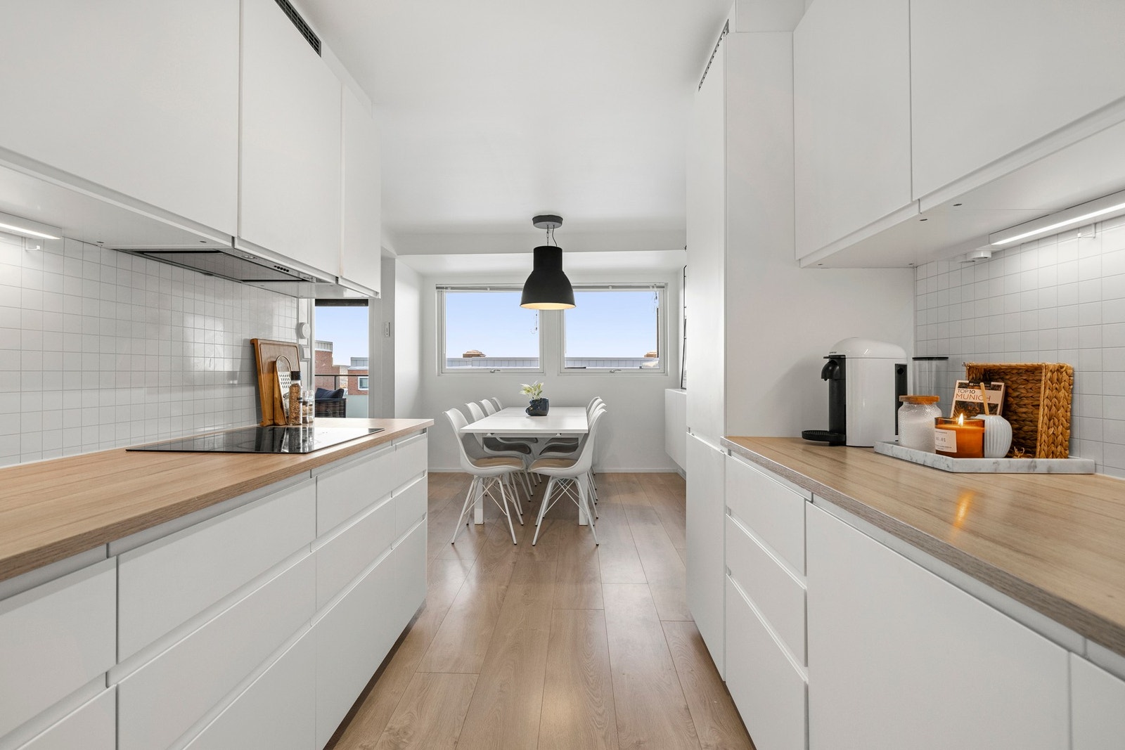 En stor og moderne 4-roms andelsleilighet beliggende i byggets andre etasje. Galleribilde