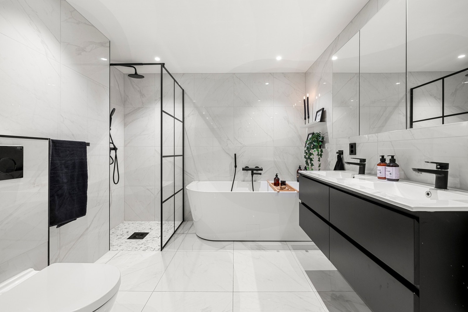 Baderommet er av moderne og lekker utførelse. Galleribilde