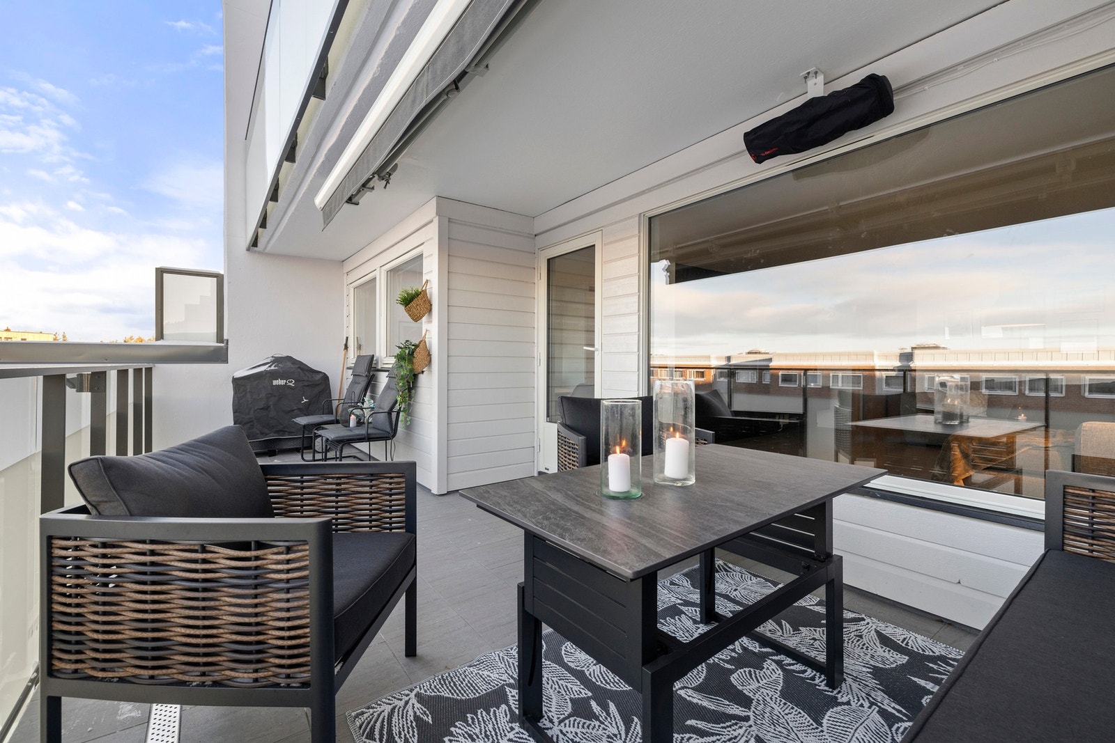 Leiligheten ligger med flott beliggenhet, helt inntil markagrensen i et barnevennlig boligområde. Galleribilde