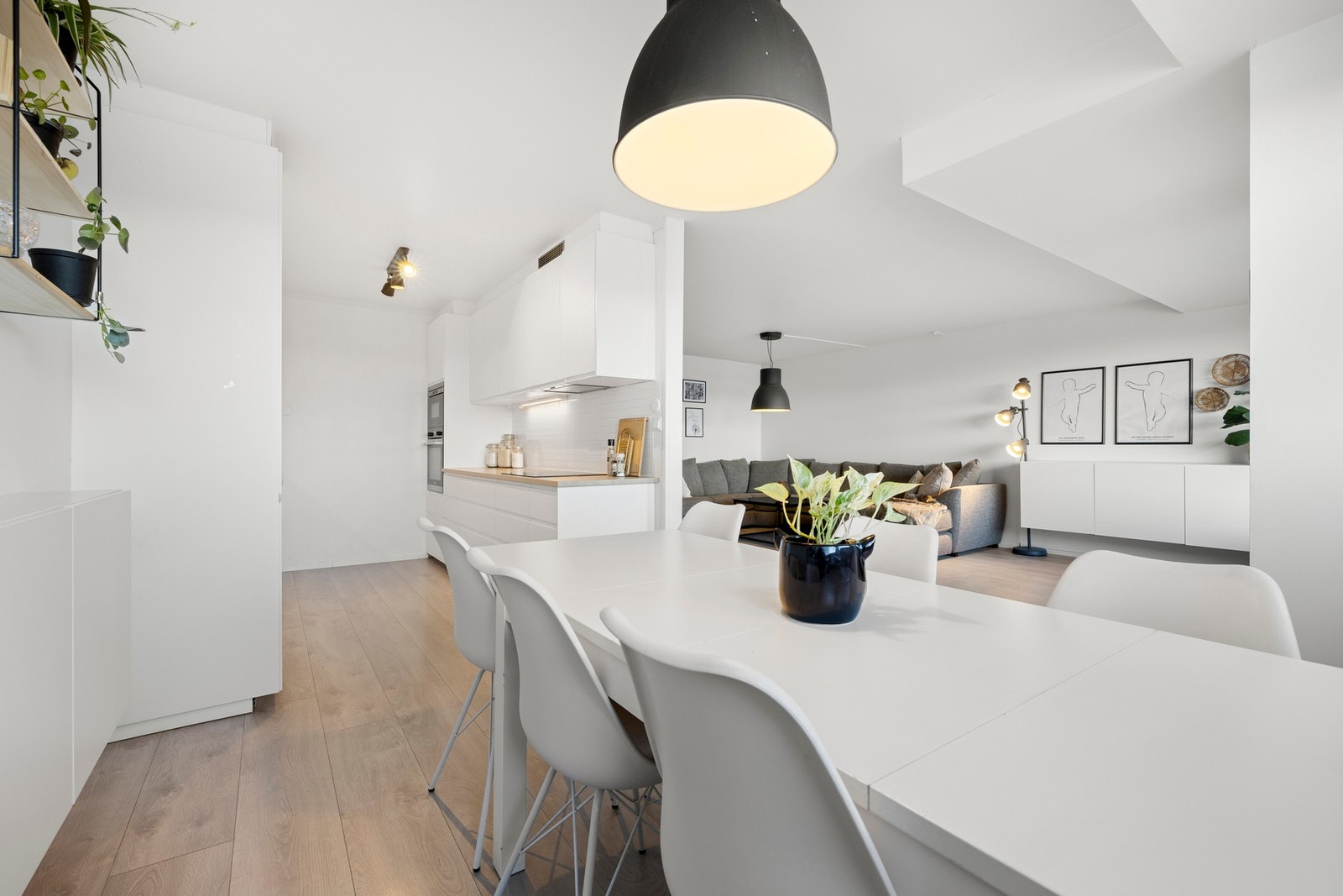 På kjøkkenet er det god plass til spisegruppe. Galleribilde