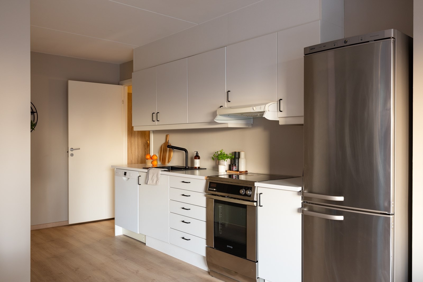 Her er alt tilrettelagt for matlaging. Det er i tillegg plass til ekstra benkeplate på motsatt side hvis man ønsker med arbeidsplass på kjøkkenet. Galleribilde