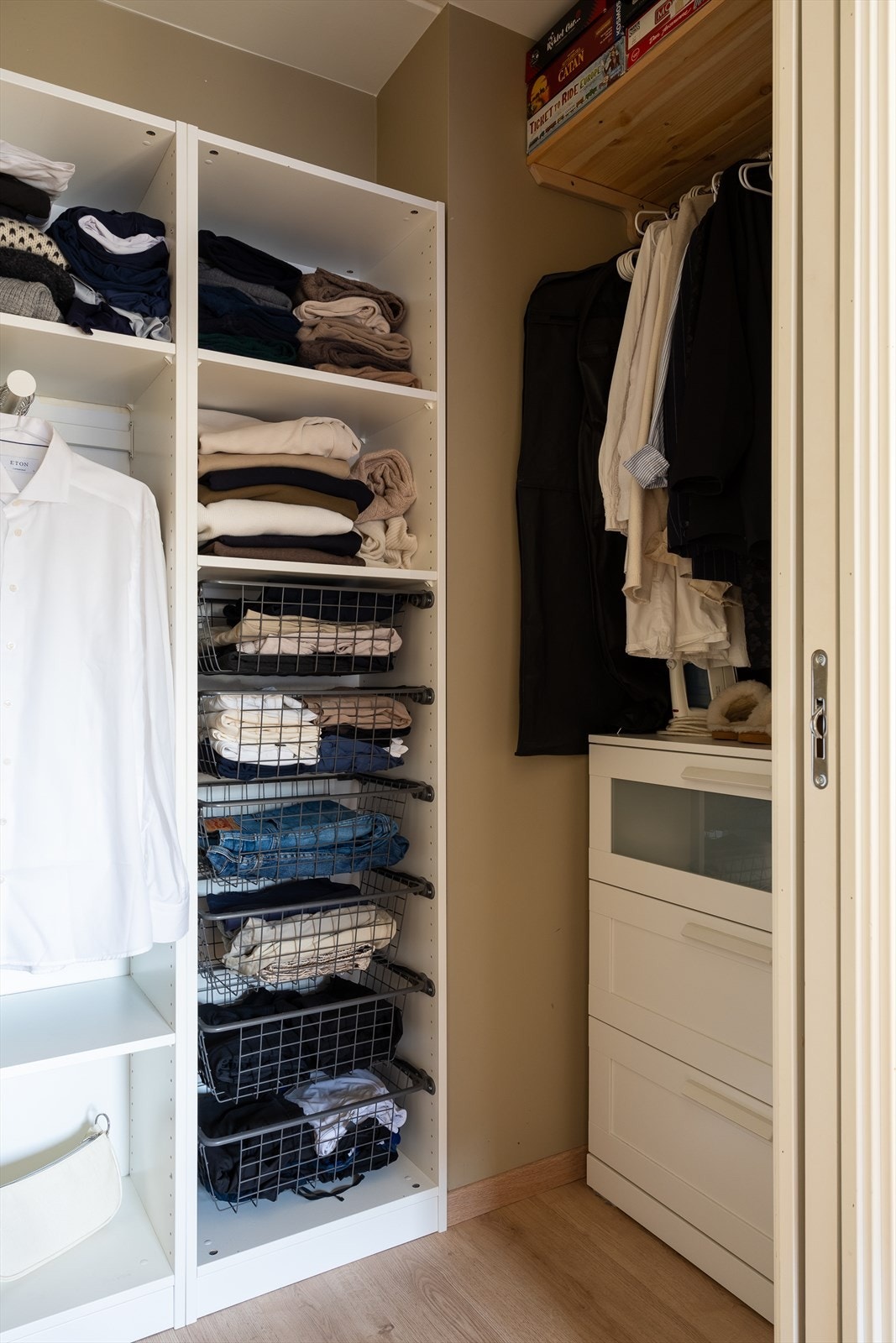 I tillegg har rommet direkte inngang til innvendig bod/walk-in-closet hvor det er god plass til klær og diverse lagring. Galleribilde