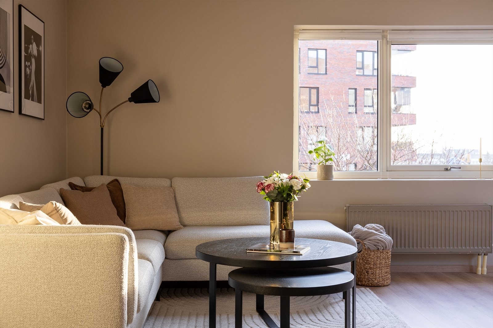 Det er god plass til en stor sofa med tilhørende møblement. Galleribilde