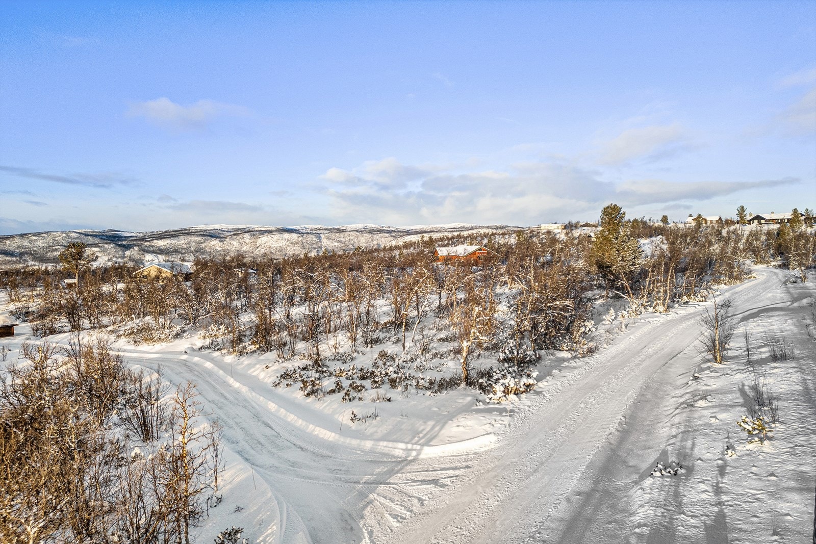 Nydelig naturtomt med svært gode utsikts- og solforhold. Galleribilde