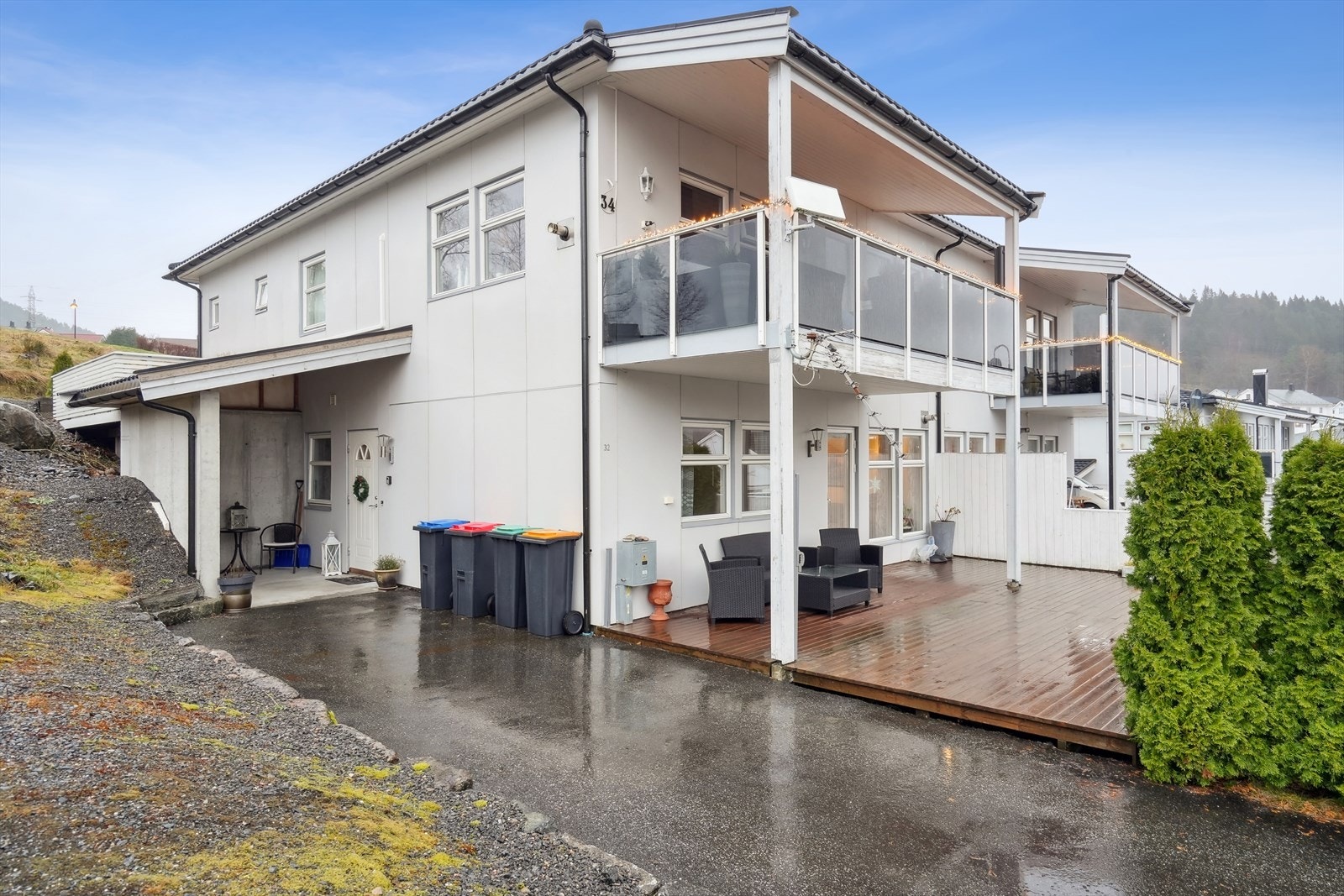 Leiligheten er beliggende i 1.etg med praktisk inngang på siden og flott treterrasse i forkant Galleribilde