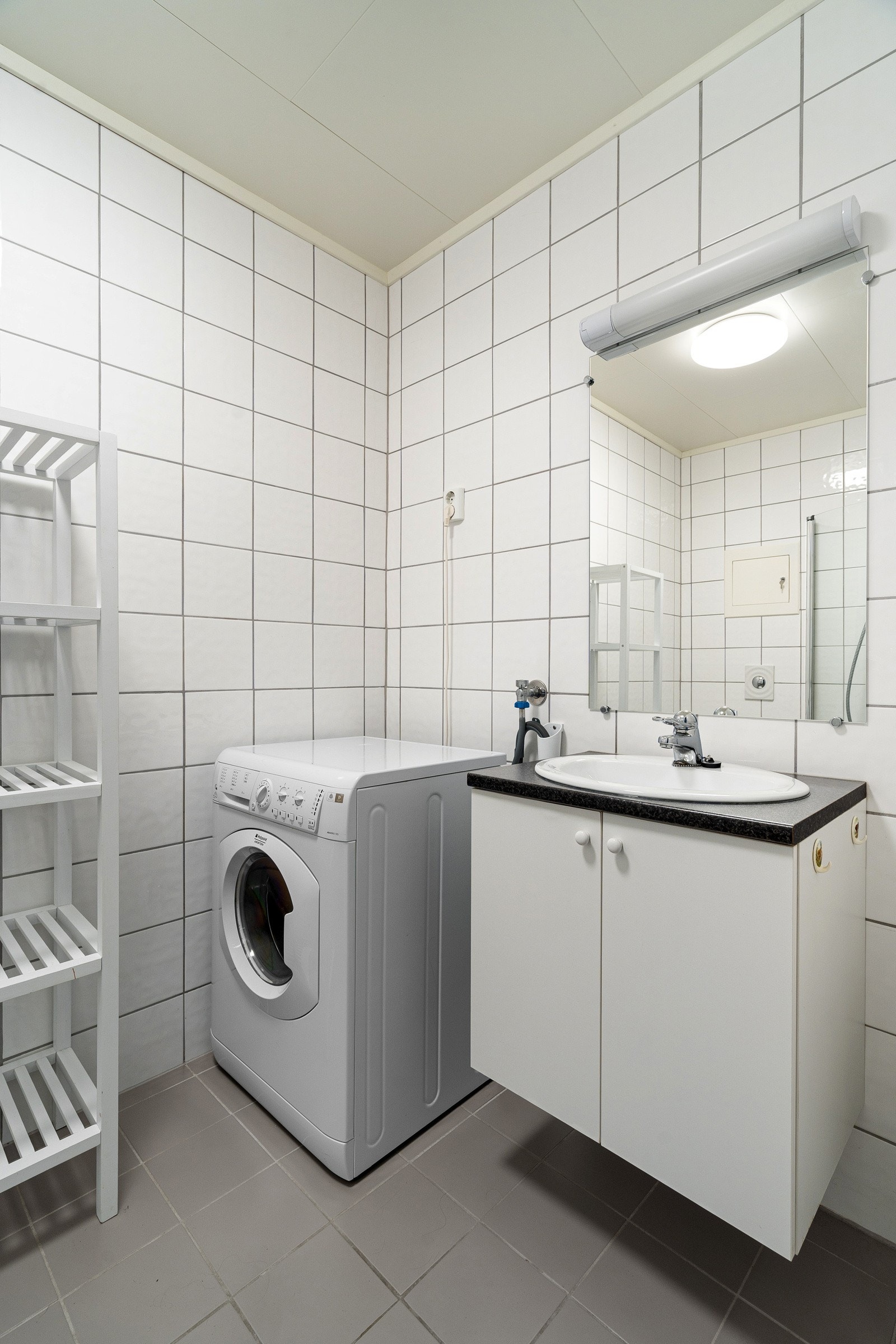 Bad med vaskemaskin. Galleribilde
