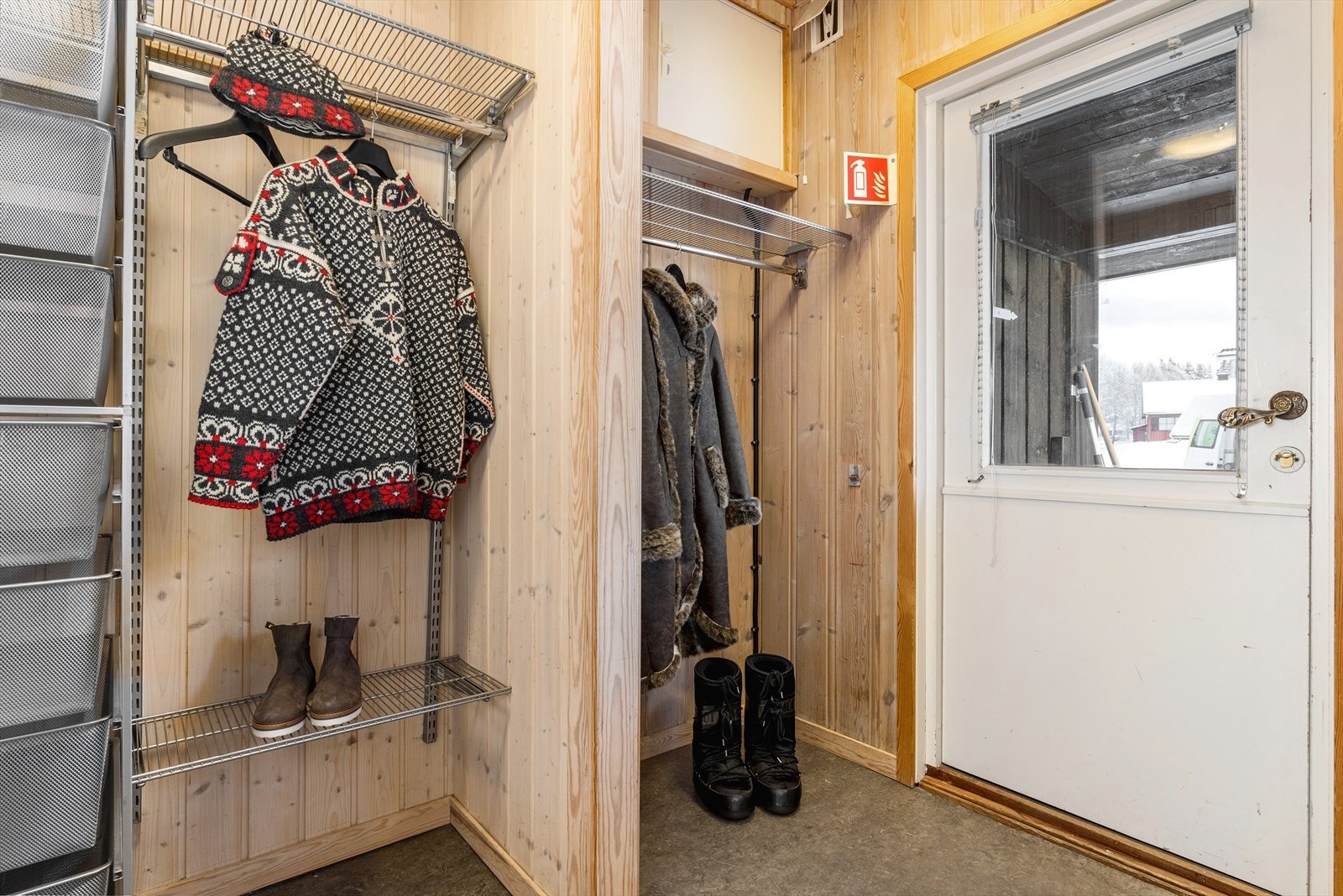 Velkommen inn! Entré med god plass til oppbevaring av yttertøyet. Galleribilde