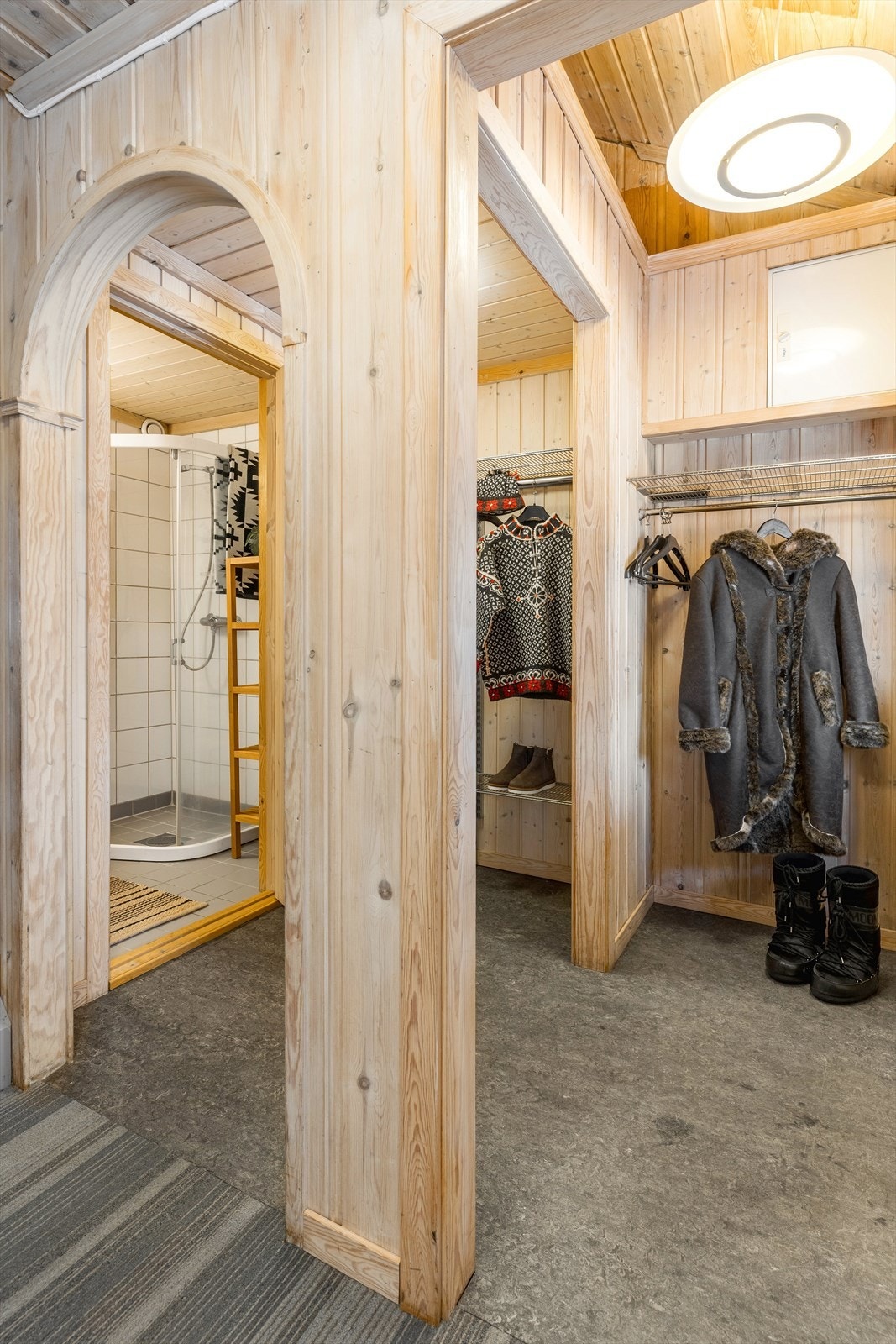 Fra entréen kommer man inn til leilighetens bad. Galleribilde