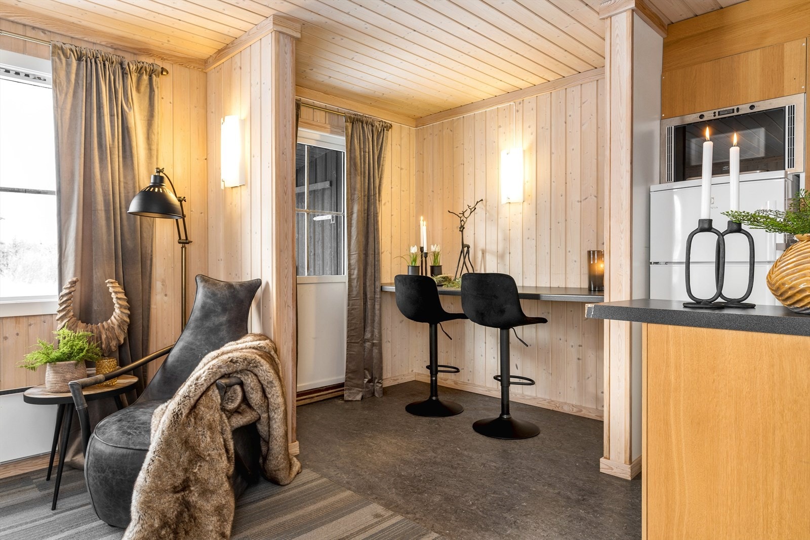 Hyggelig spiseplass i tilknytning kjøkkenet. Her er det også utgang til platting. Galleribilde