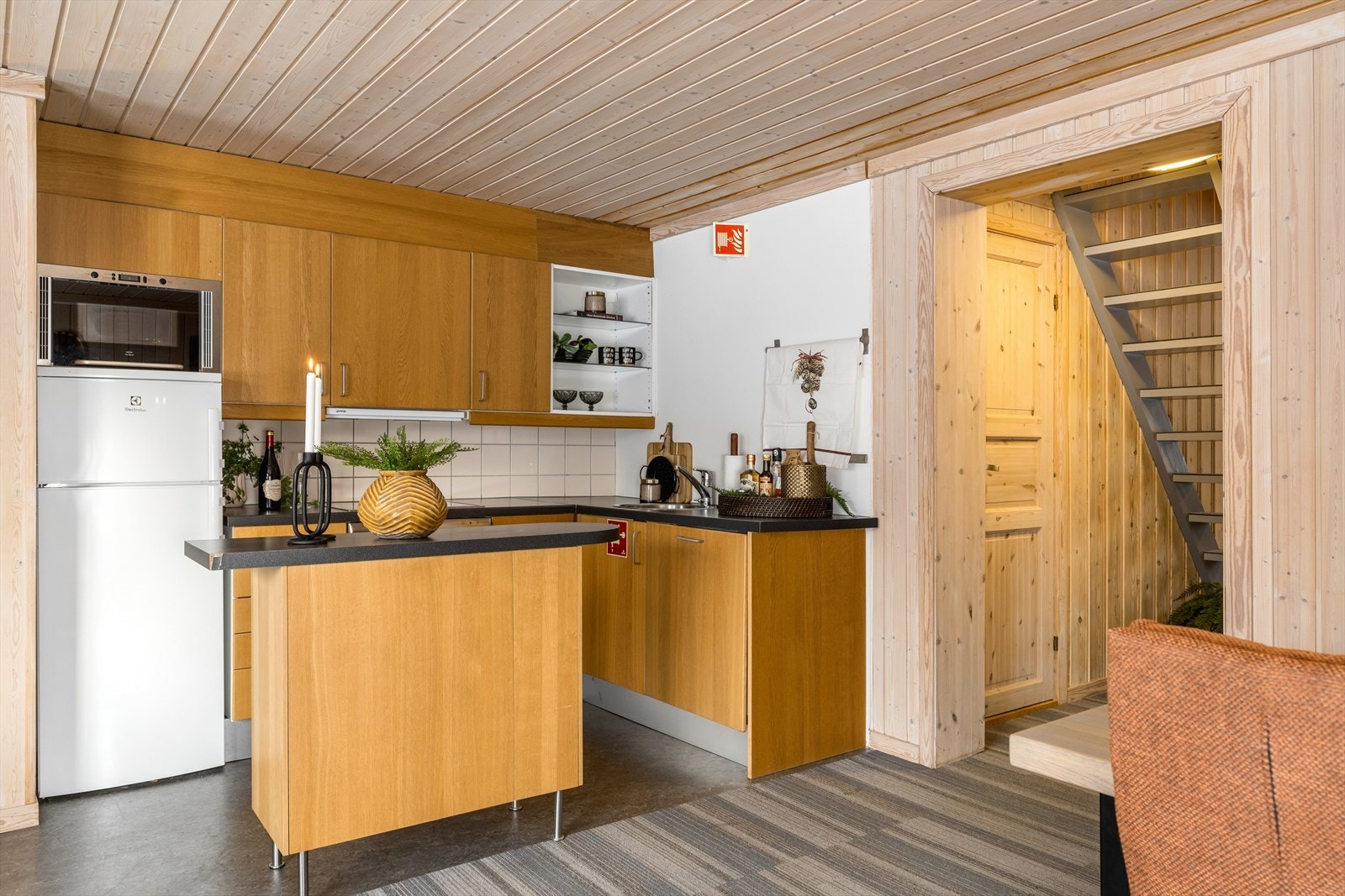 Kjøkken med god benkeplass, over- og underskap. Kjøkkenøya gjør det ekstra sosialt å lage mat! Galleribilde