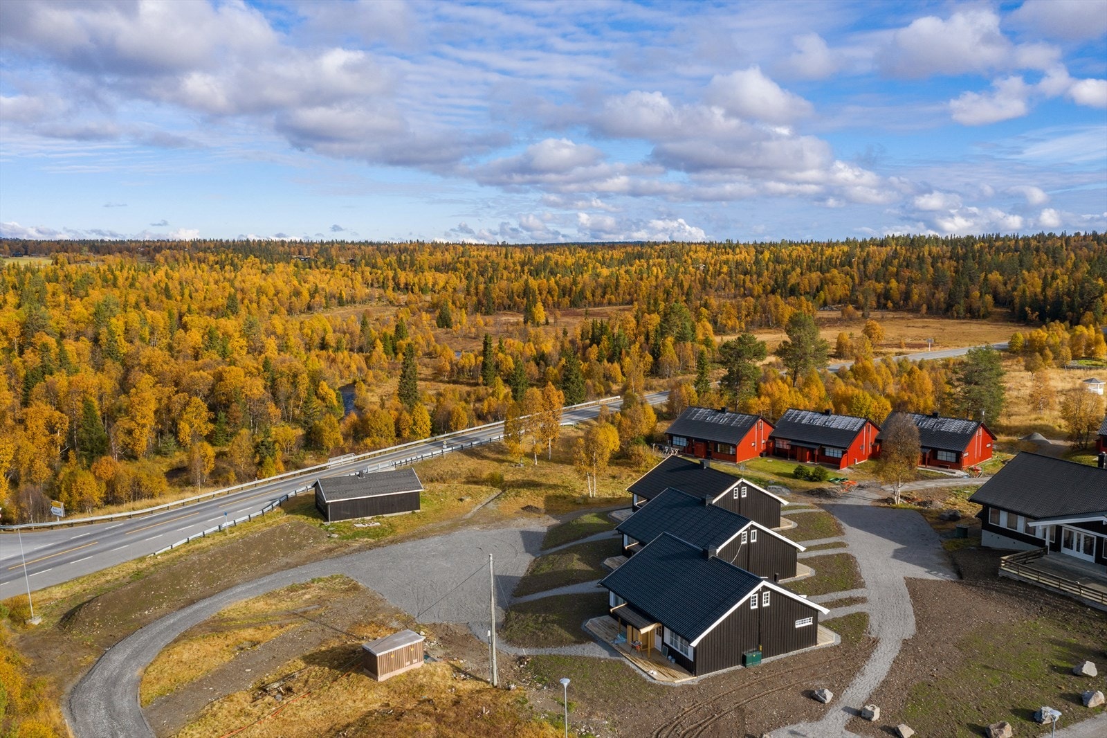Området er blitt pent opparbeidet med nye parkeringsplasser, stier og gressplen. Galleribilde