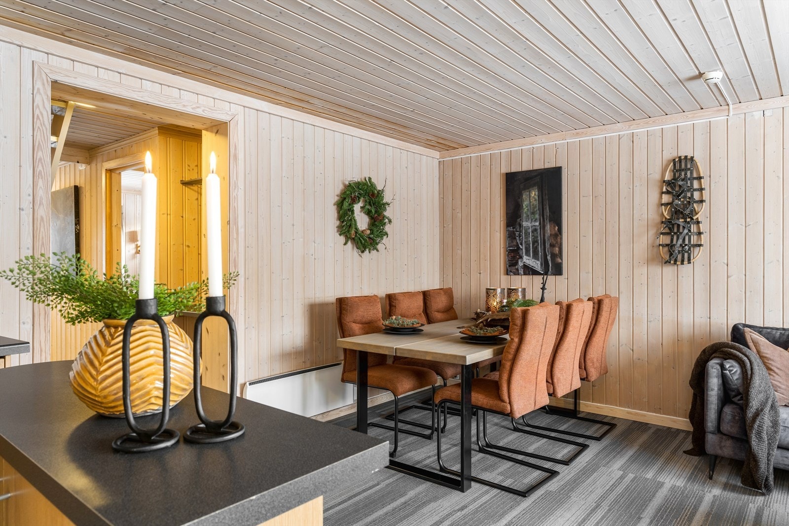 Videre kommer man inn til en åpen stue- kjøkkenløsning. Galleribilde