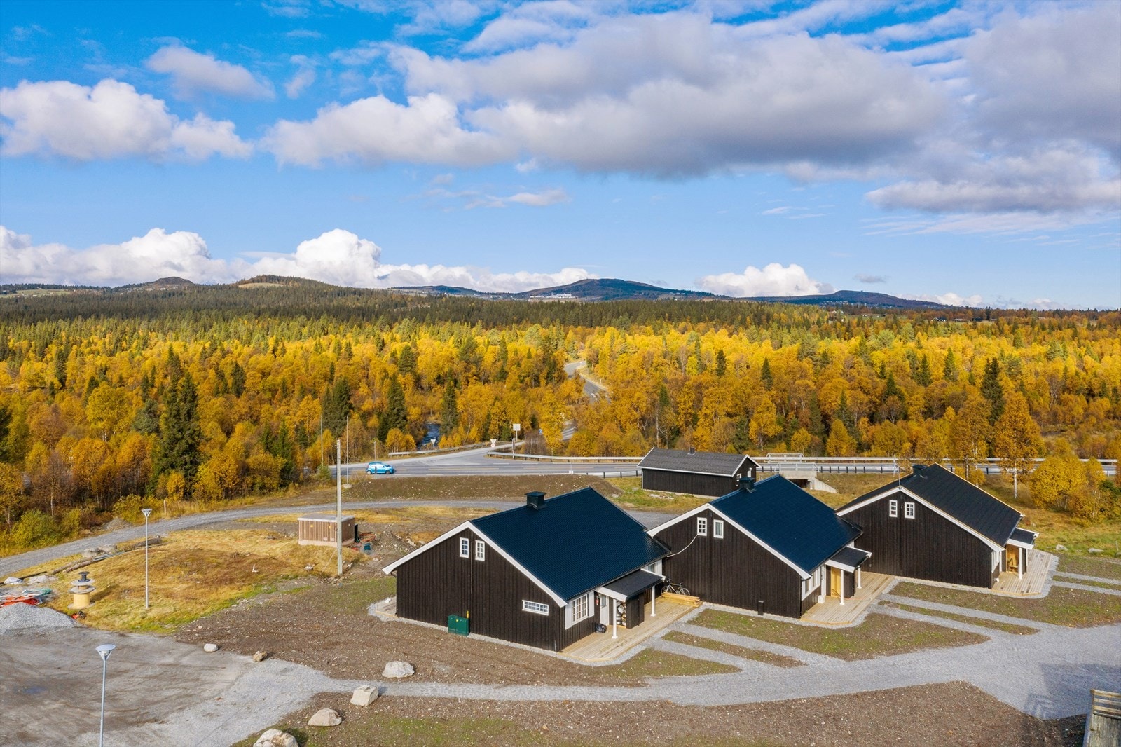 Dert er bygget nye terrasseplattinger og utvendige skiboder. Galleribilde