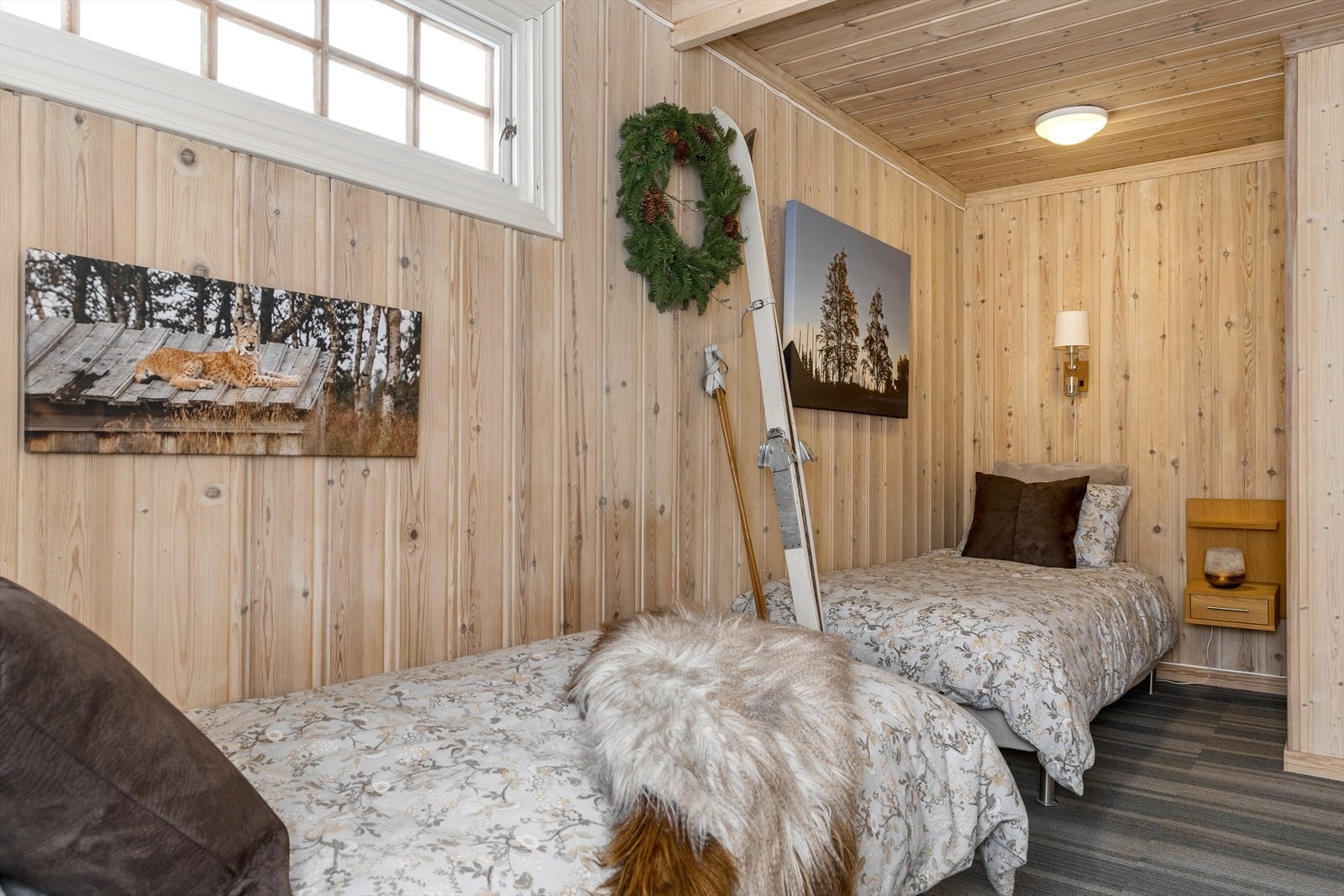 Leiligheten har ett soverom i 1. etasje. Galleribilde