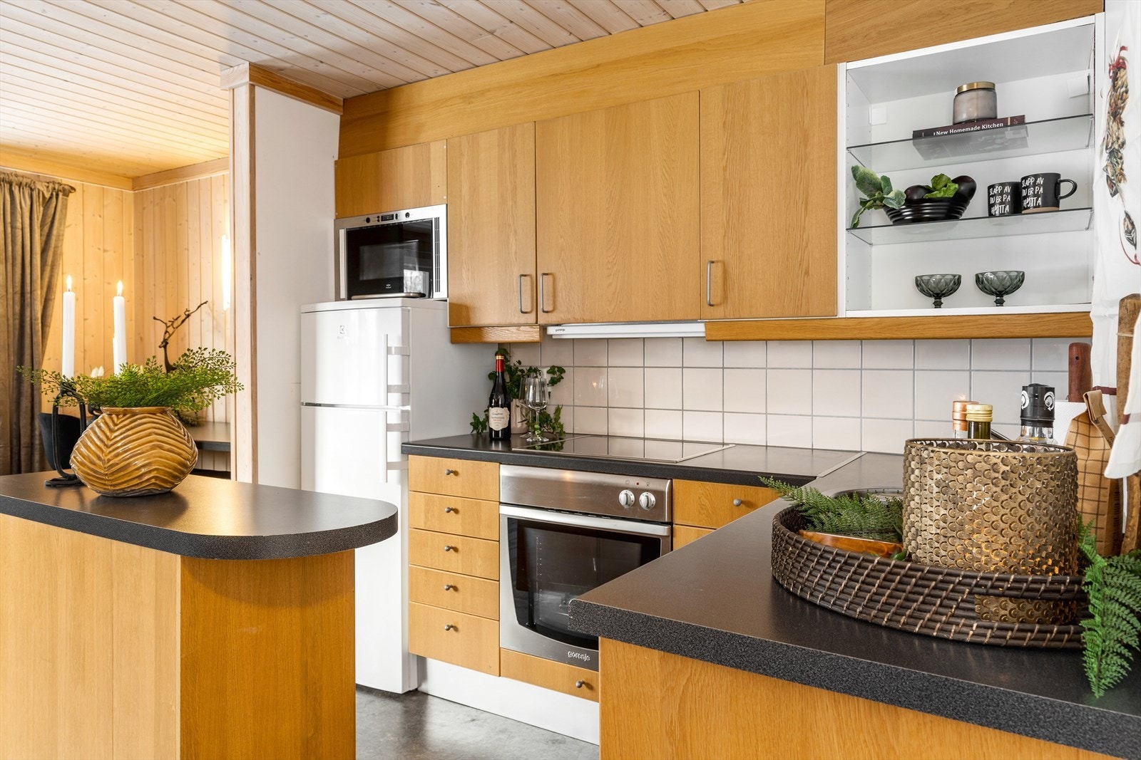 Kjøkkenet er godt utstyrt og integrert i innredningen er det koketopp, stekeovn, mikrobølgeovn og oppvaskmaskin. Frittstående kjøleskap medfølger. Galleribilde