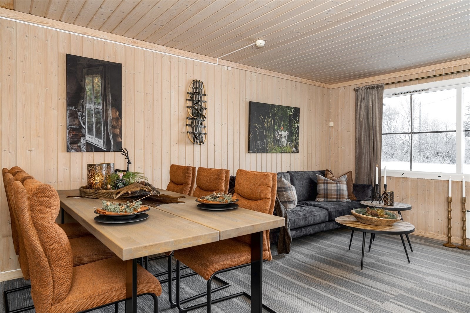 Stuen er romslig, med god plass til både sofa og spisegruppe. Galleribilde