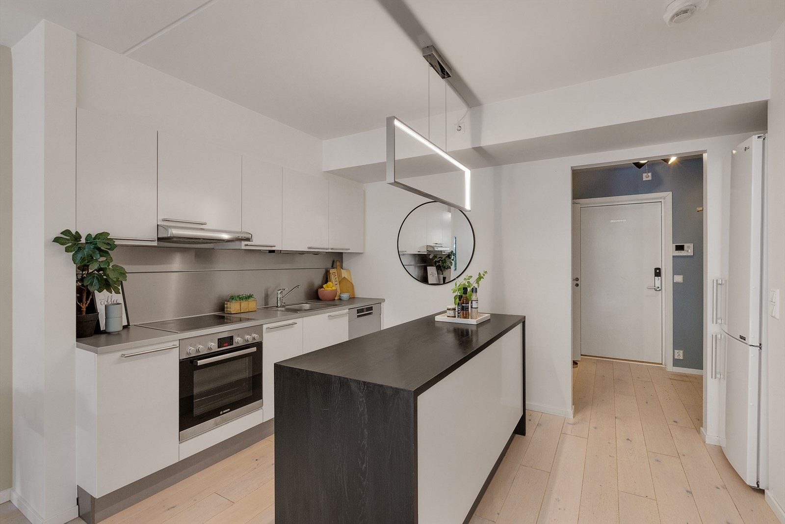 - Lys og moderne kjøkken med mye skap- og benkeplass - Galleribilde