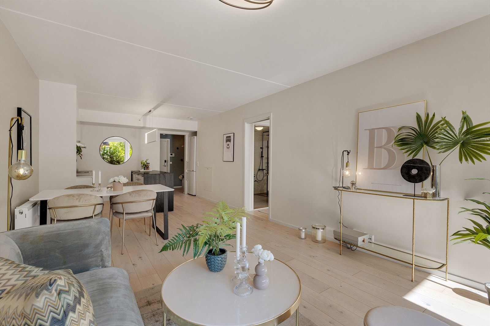 - Romslig stue/kjøkken-løsning med flere spennende innredningsmuligheter - Galleribilde