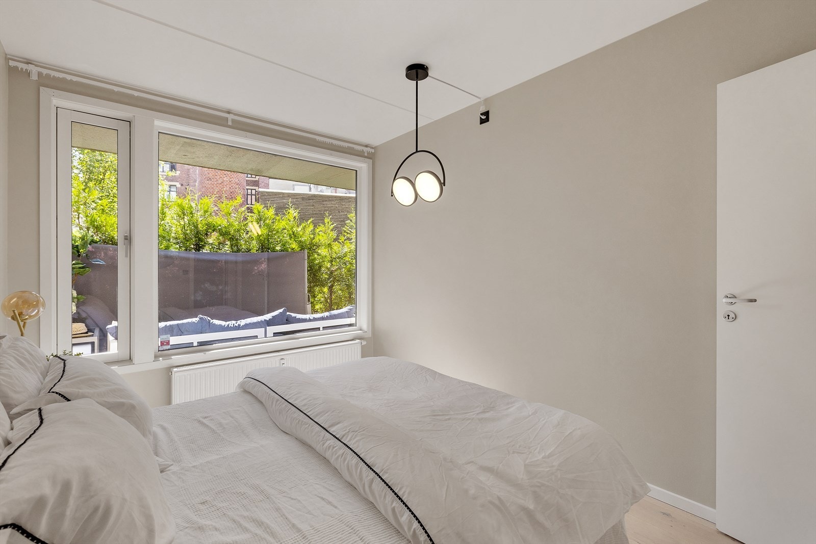 - Leiligheten vender mot hyggelig gårdsrom - Galleribilde