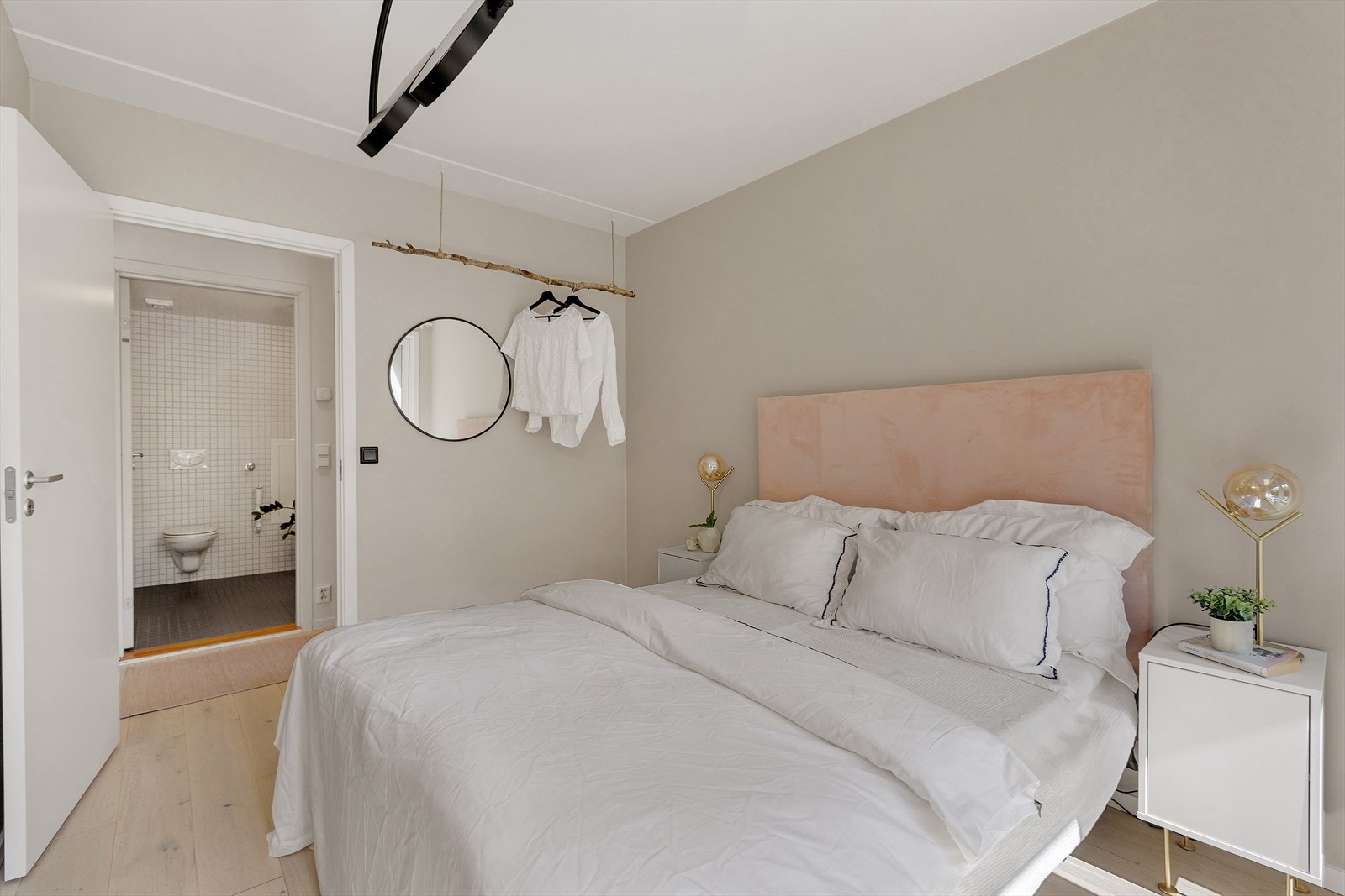 - God plass til dobbeltseng og tilhørende nattbord på hver side - Galleribilde