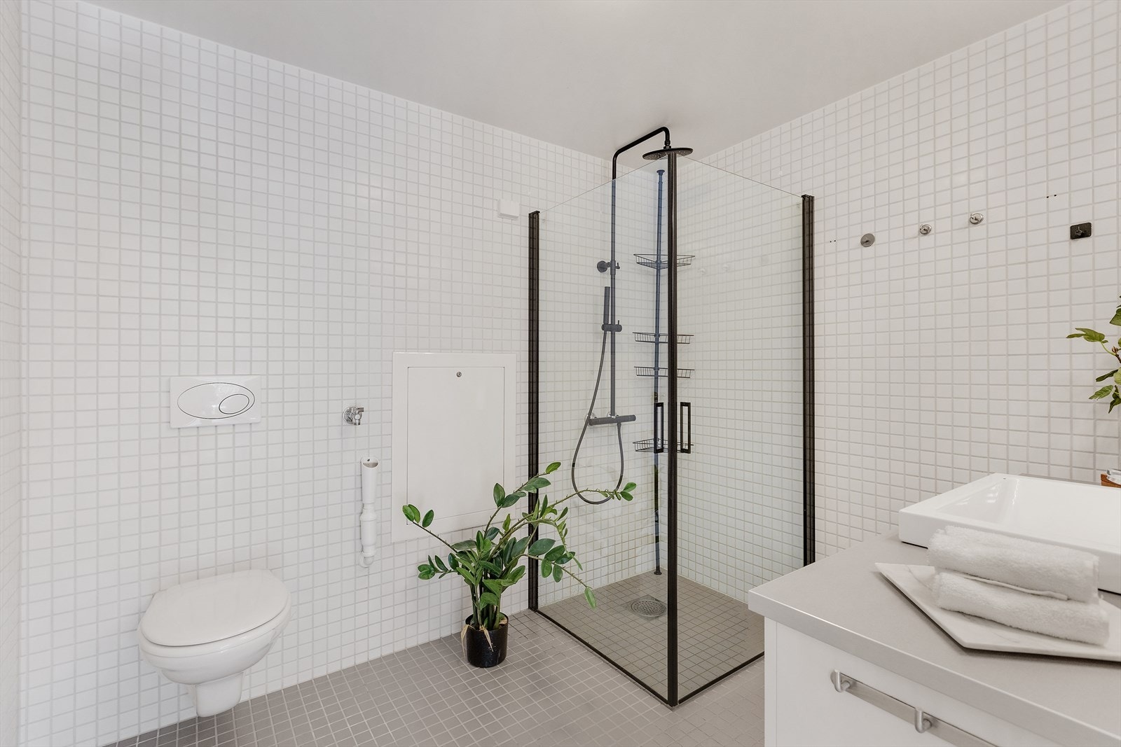 - Lys og flislagt bad med vannbåren gulvvarme og opplegg for vaskemaskin - Galleribilde