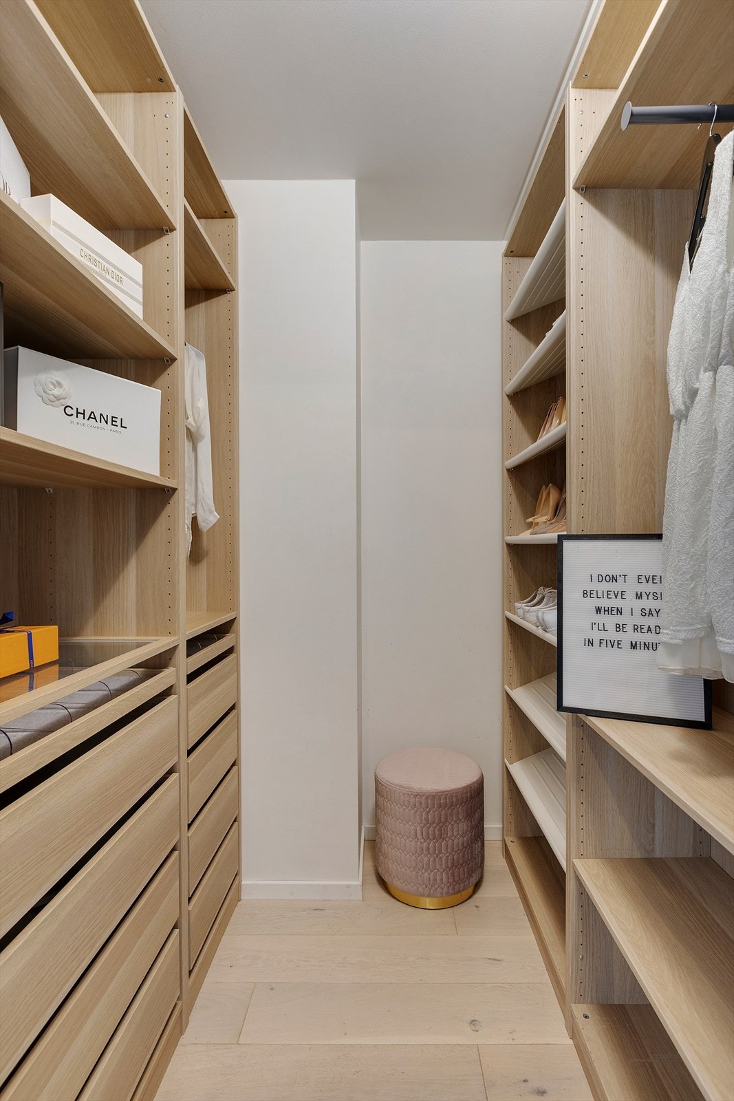 - Meget praktisk walk-in closet med god plass til oppbevaring av klær og diverse - Galleribilde