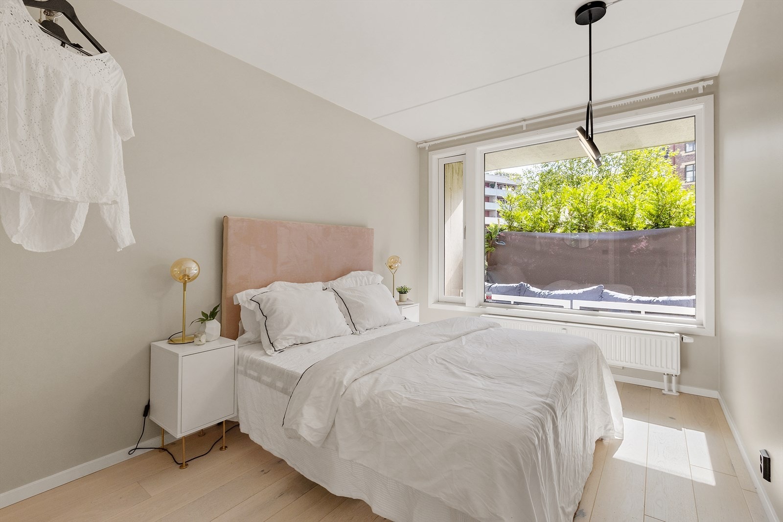 - Stort og romslig soverom som vender mot rolige og hyggelige omgivelser - Galleribilde