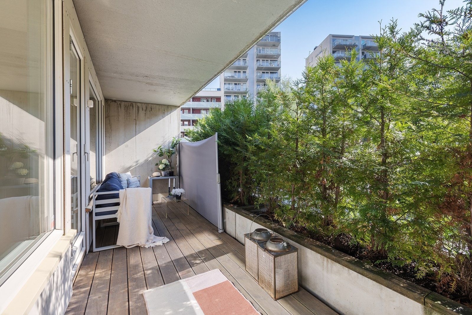 - Markterrassen er godt beplantet som gir lite innsyn - Galleribilde