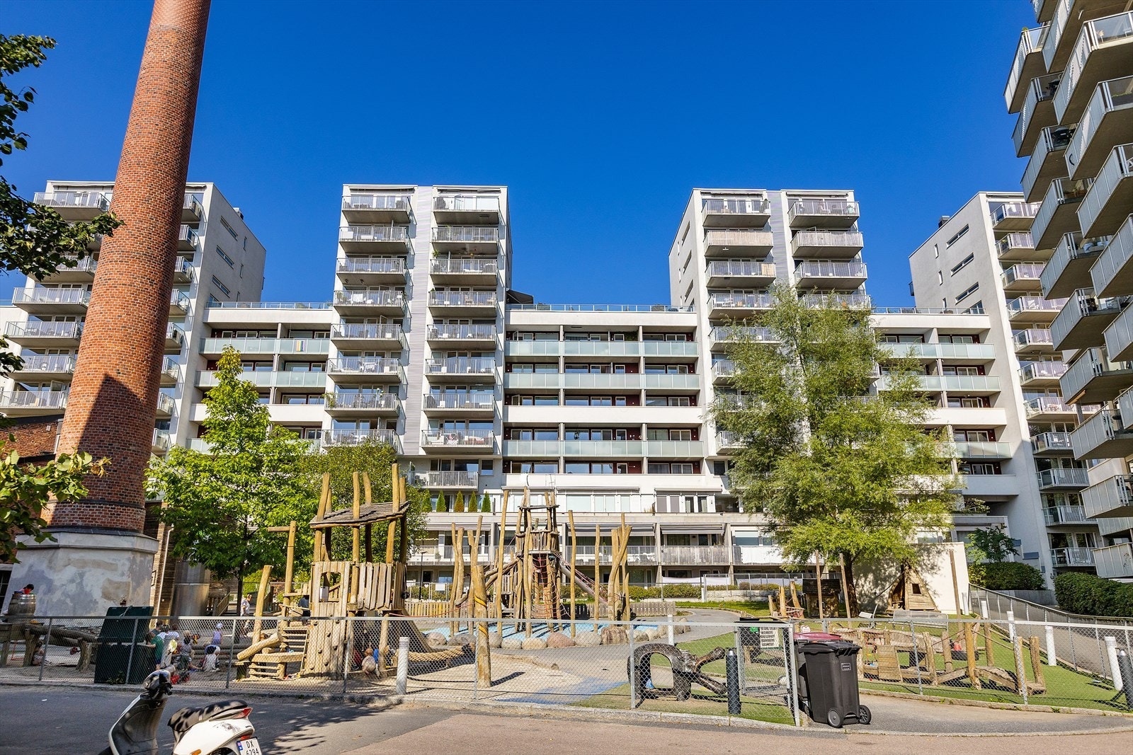 - Beboerne har tilgang til en felles takterrasse med supre solforhold og flott utsikt - Galleribilde