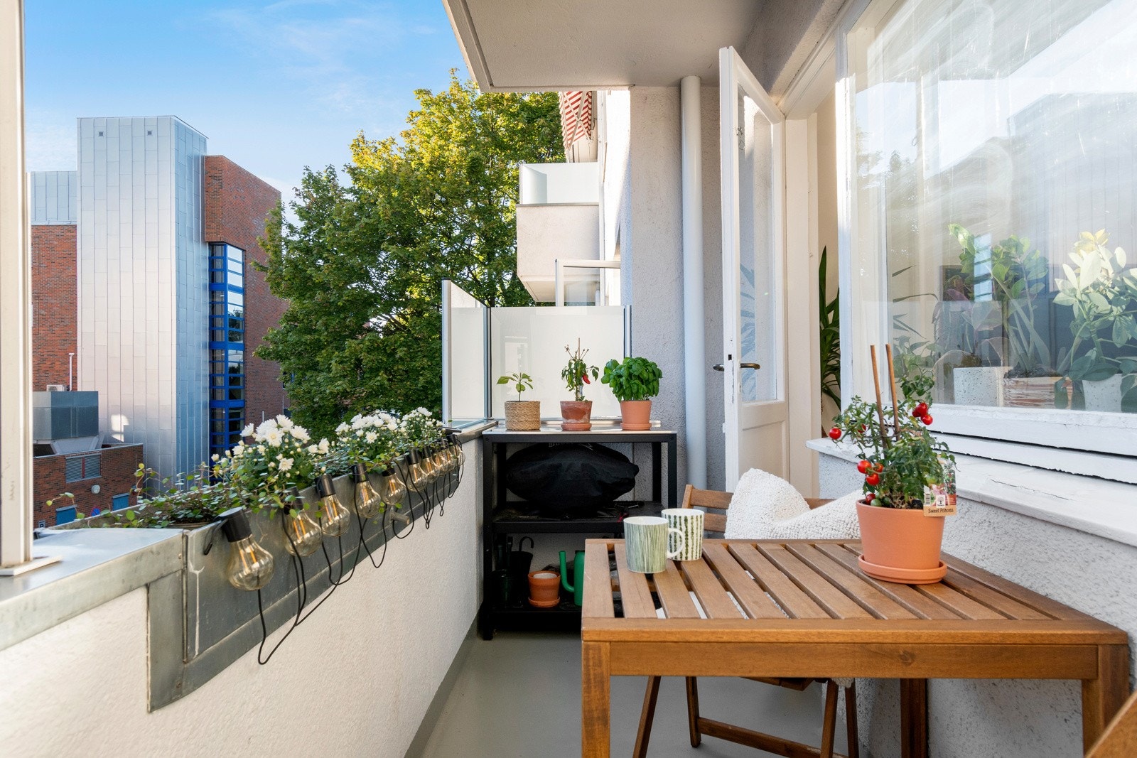 Utgang til stor sydvestvendt balkong på 5 kvm. Utsyn sydvestover. Galleribilde