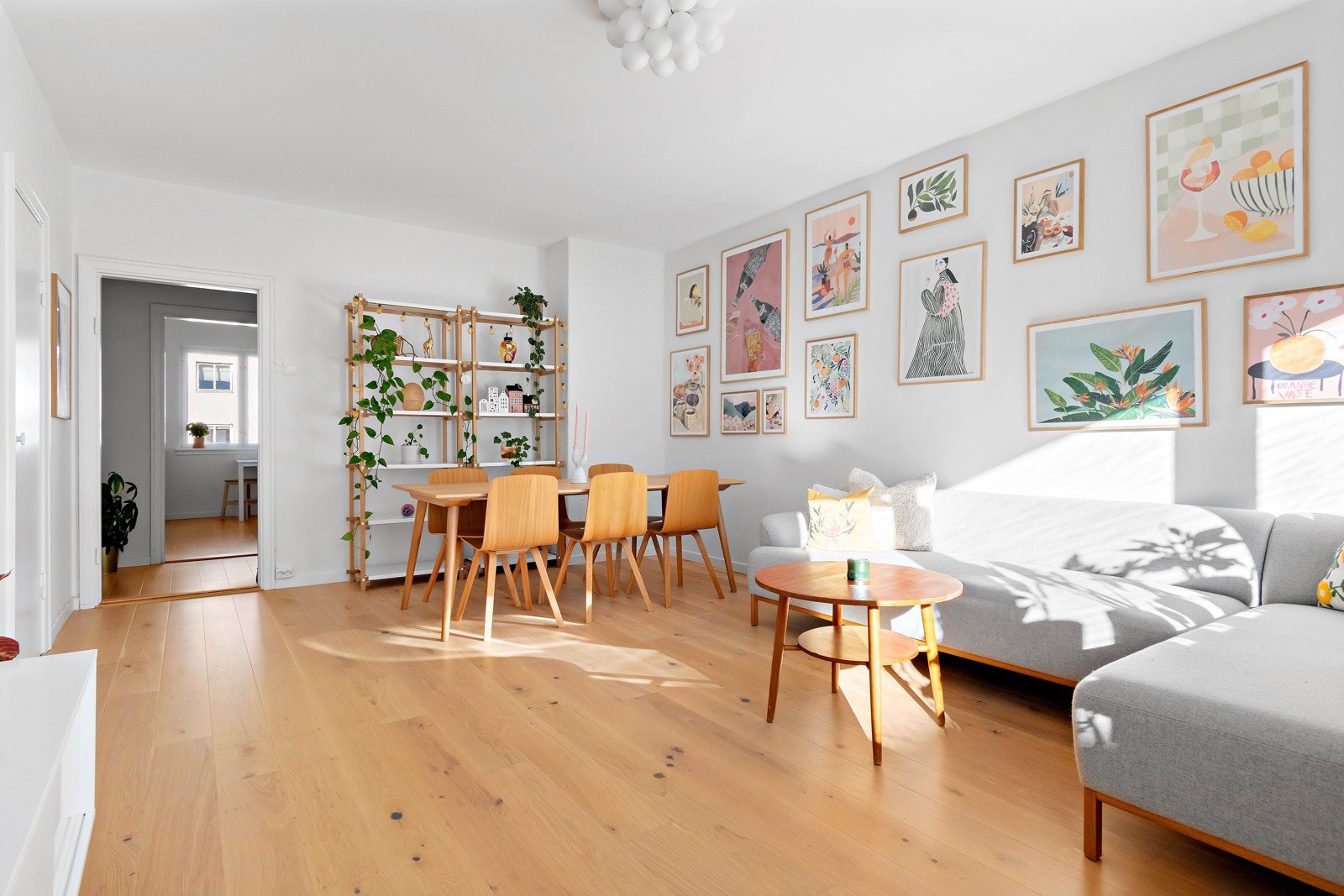 Stor romslig stue. Flotte 1-stavs eikegulv. Galleribilde