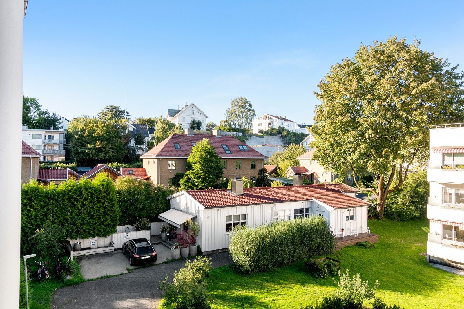 Hyggelig utsyn mot villabebyggelse og borettslagets fellesområder. Galleribilde