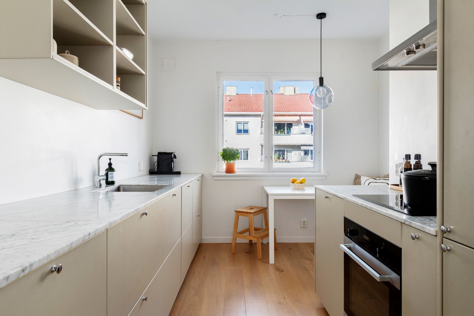 Komplett utstyrt med integrerte hvitevarer. Ekte Carrara marmorbenkeplate. Galleribilde