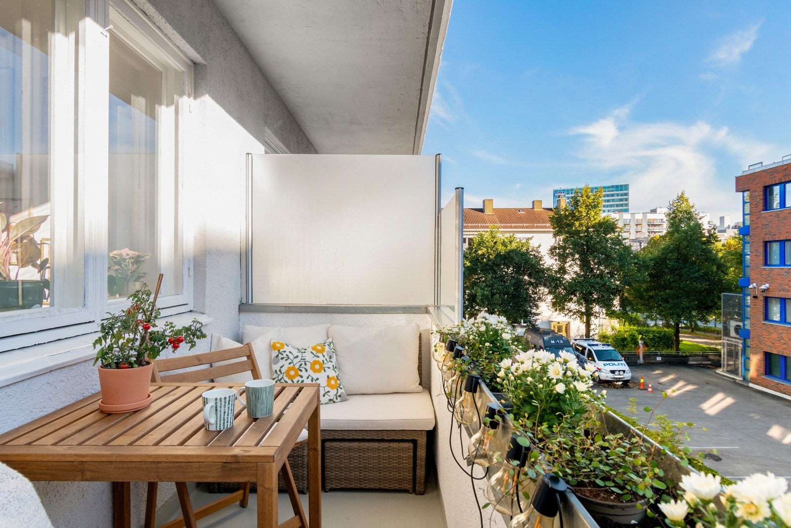 Utgang til stor sydvestvendt balkong på 5 kvm. Utsyn sydøstover. Galleribilde