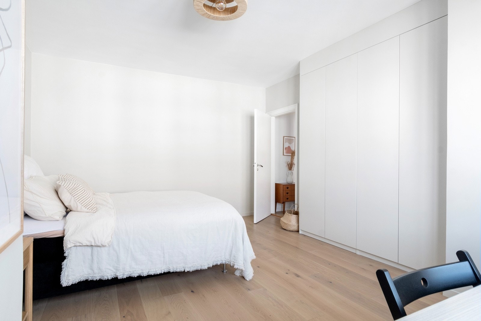 Rikelig med garderobeplass på hovedsoverommet. Galleribilde