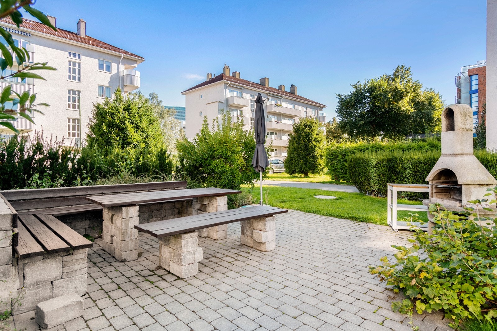 Benker og sitteplass på borettslagets felles tomt. Galleribilde