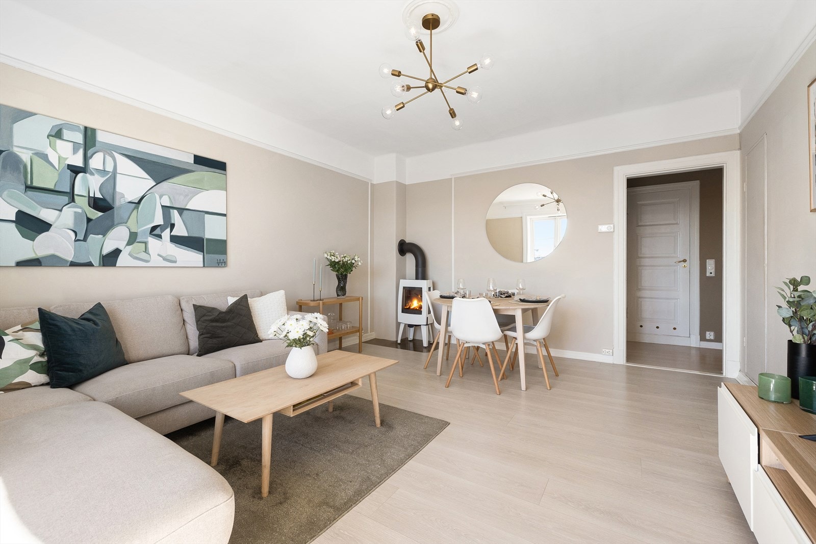 Leiligheten har stilrene overflater fra 2018/21 med pen en-stavs laminat og moderne fargevalg. Galleribilde