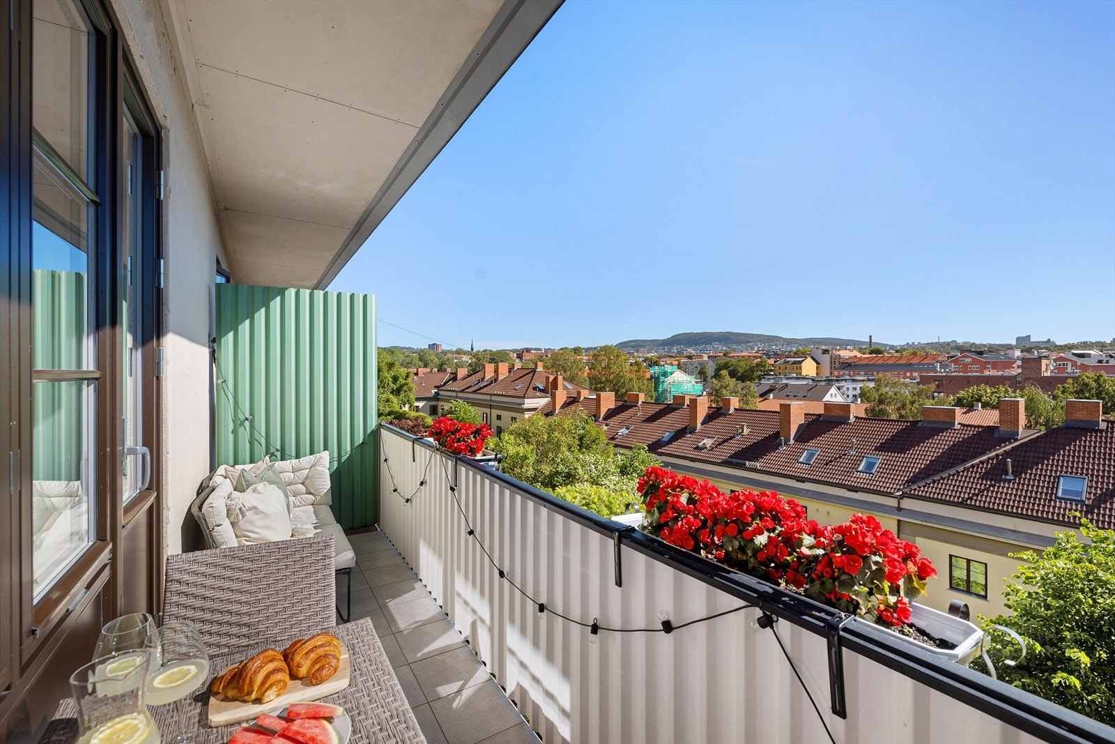 Fra stuen er det utgang til en fantastisk, østvendt balkong på ca. 6 kvm. Galleribilde