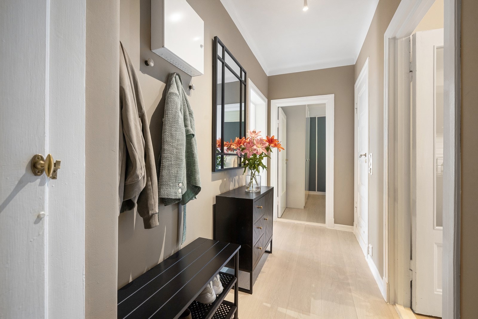 I gangen er det plass til knagger og skohylle for oppbevaring av yttertøy. Galleribilde