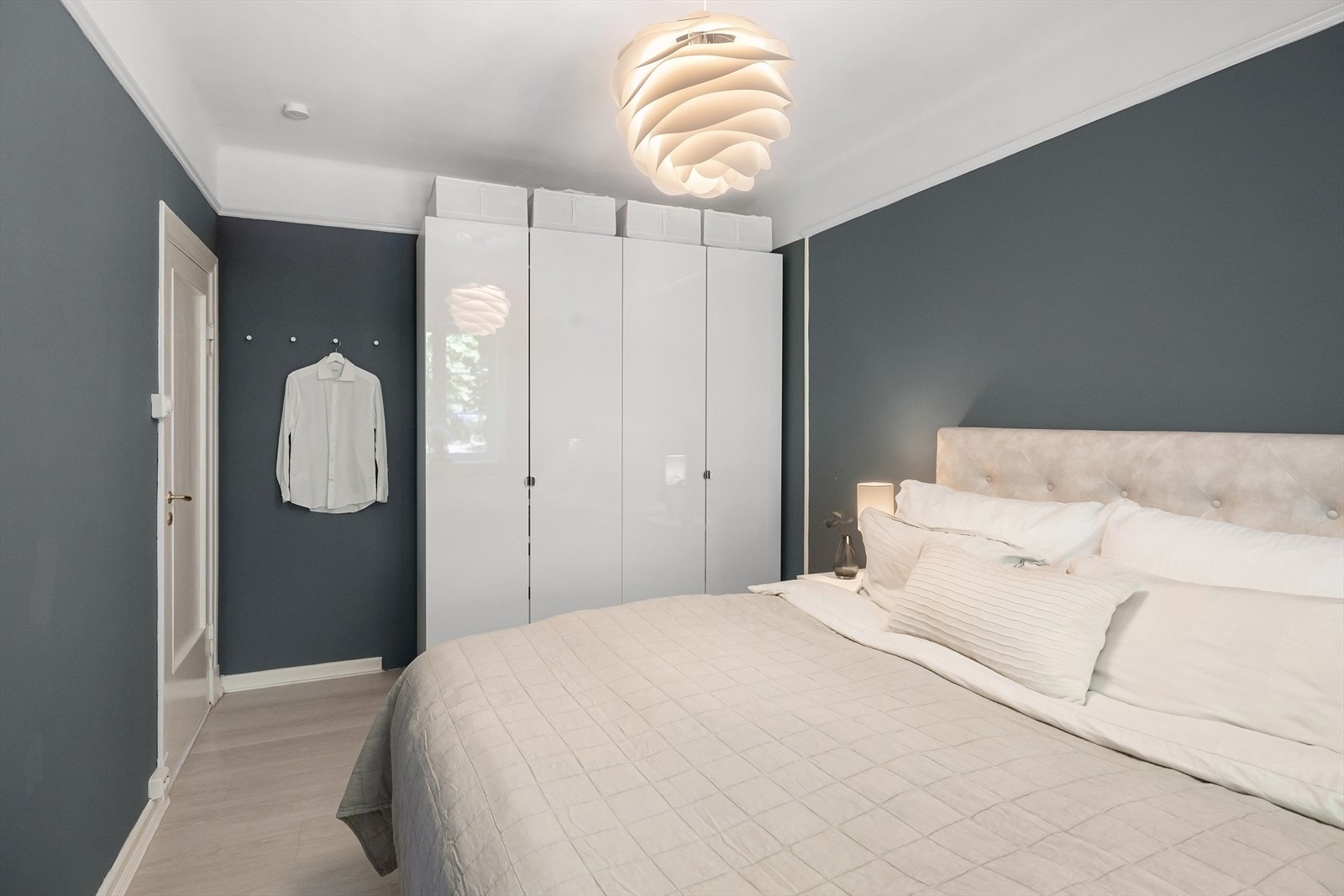 Soverommet er malt i en behagelig fargetone som passer godt med gulvet og interiøret for øvrig. Galleribilde