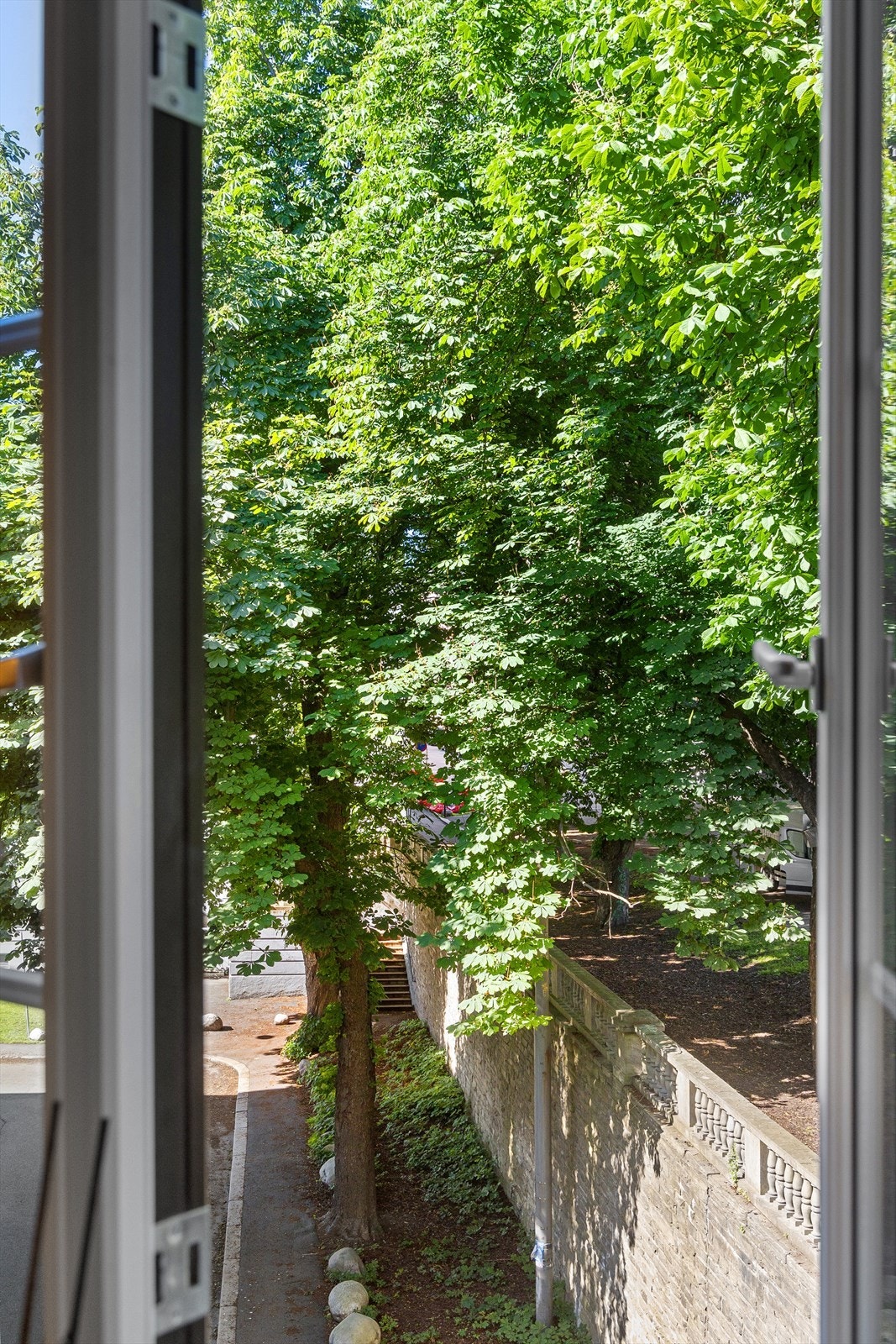 Grønt og fint utsyn fra kjøkkenvinduet. Galleribilde