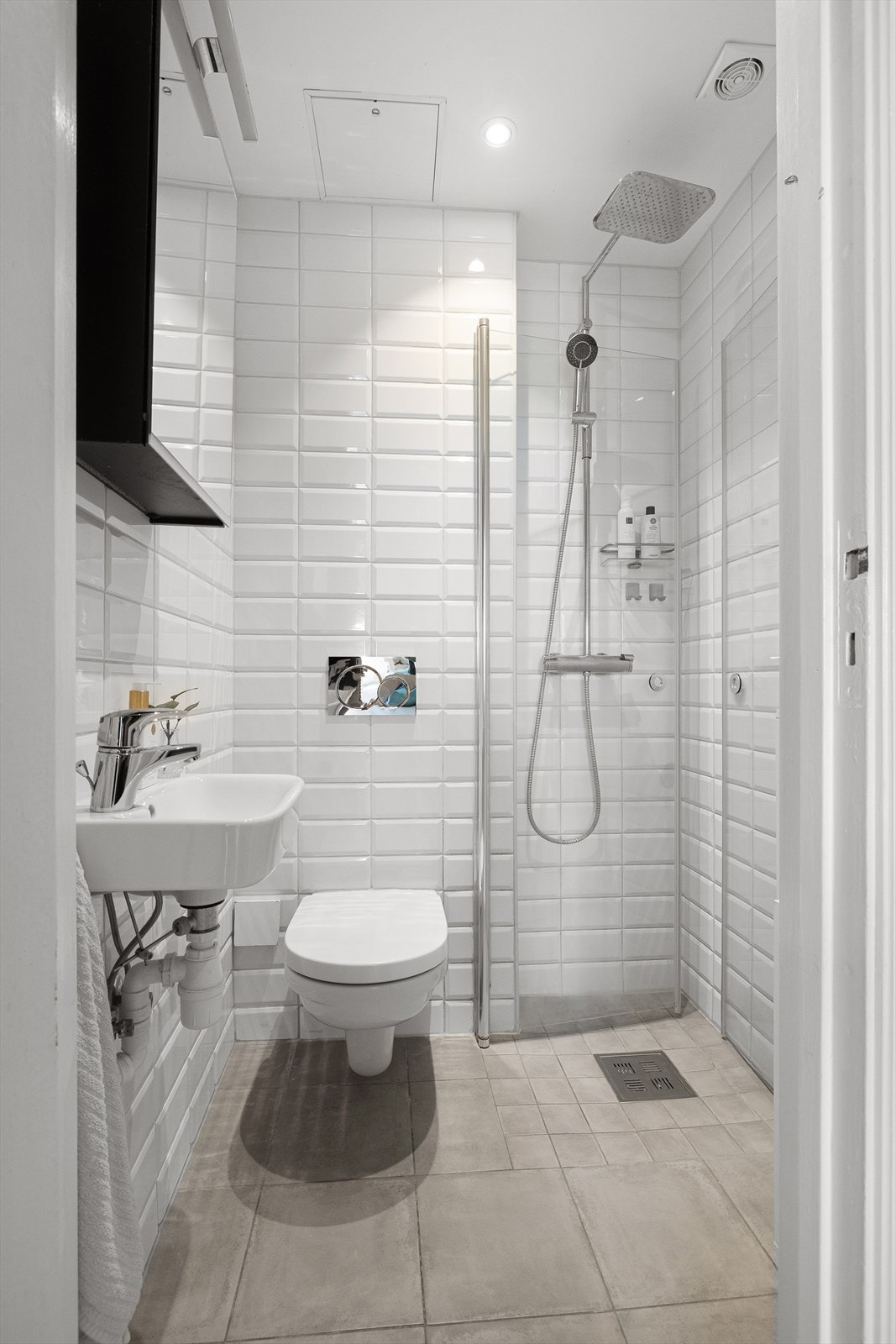 Delikat bad oppgradert/oppusset i 2017/2018. Baderommet inneholder veggmontert toalett, servant, speil, belysning og dusjhjørne. Galleribilde