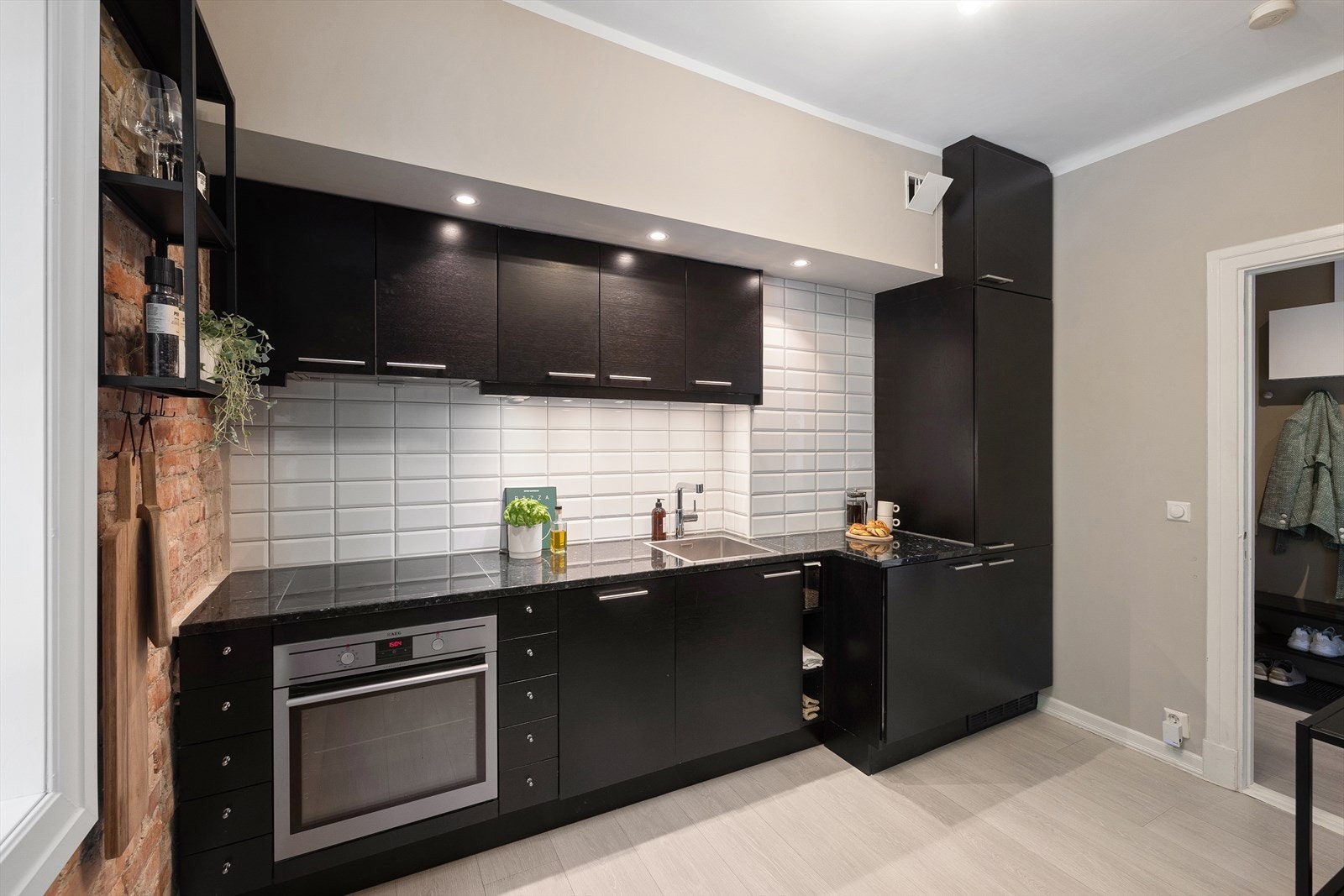 Hvitevarene er integrerte, og består av stekeovn, platetopp, kjøleskap/frys og oppvaskmaskin. Det er vaskemaskin på kjøkkenet. Galleribilde