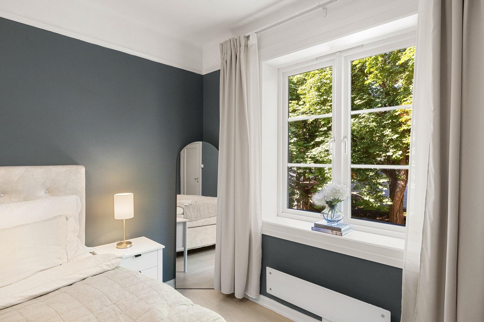 Stort vindu sikrer godt med lys og luft. Soverommet vender mot rolig grøntområde. Galleribilde