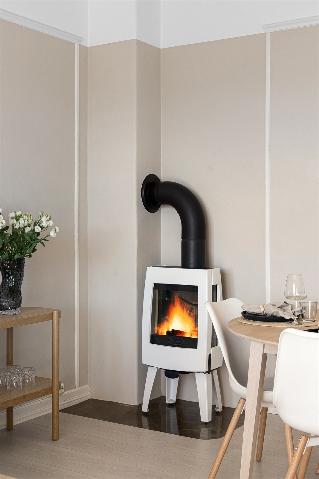 Den moderne peisen er en lekker detalj i rommet, og sikrer vedvarende varme i hele leiligheten. Galleribilde