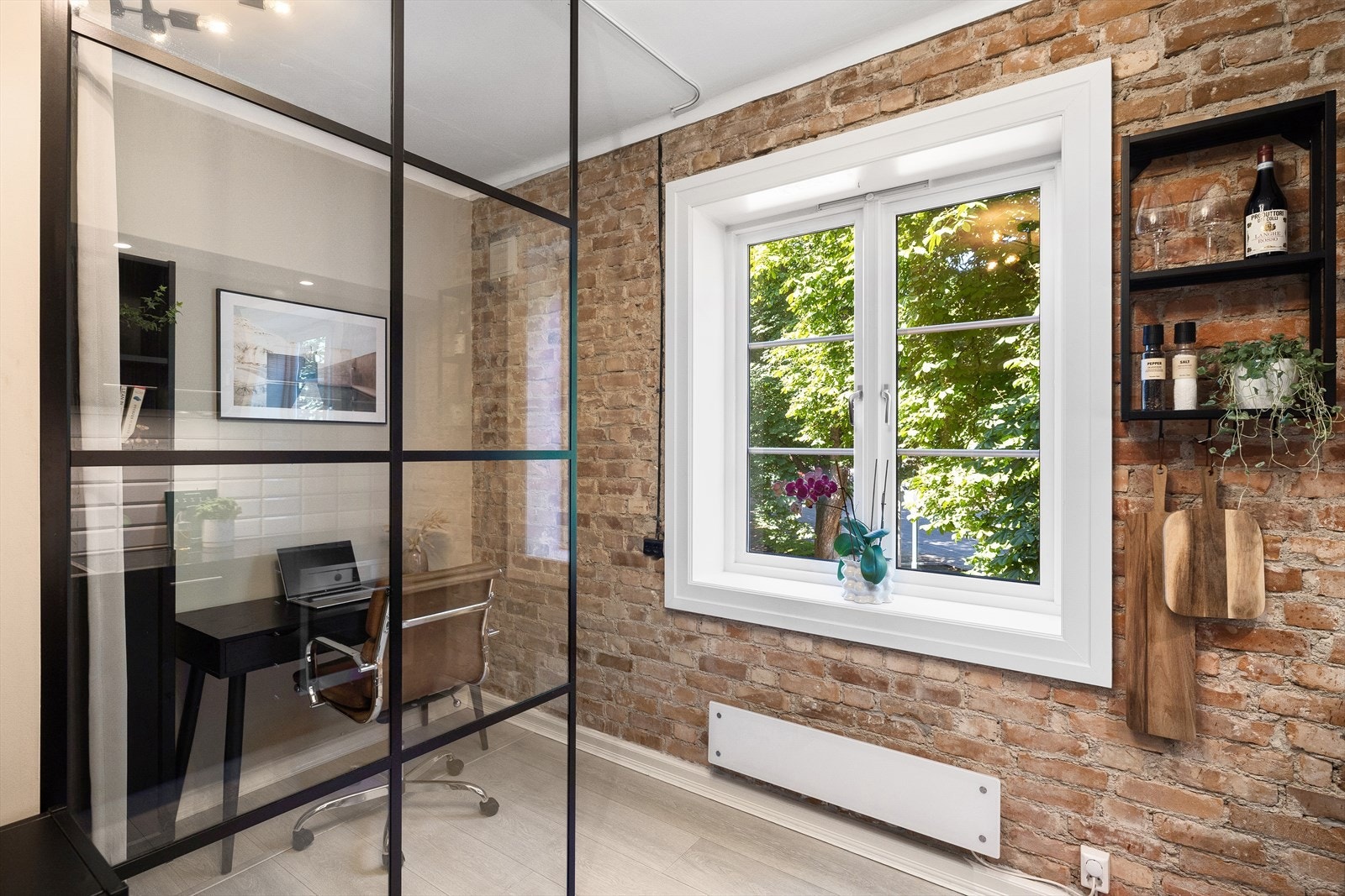 På kjøkkenet er det etablert en skjermet og smart kontorløsning. Galleribilde